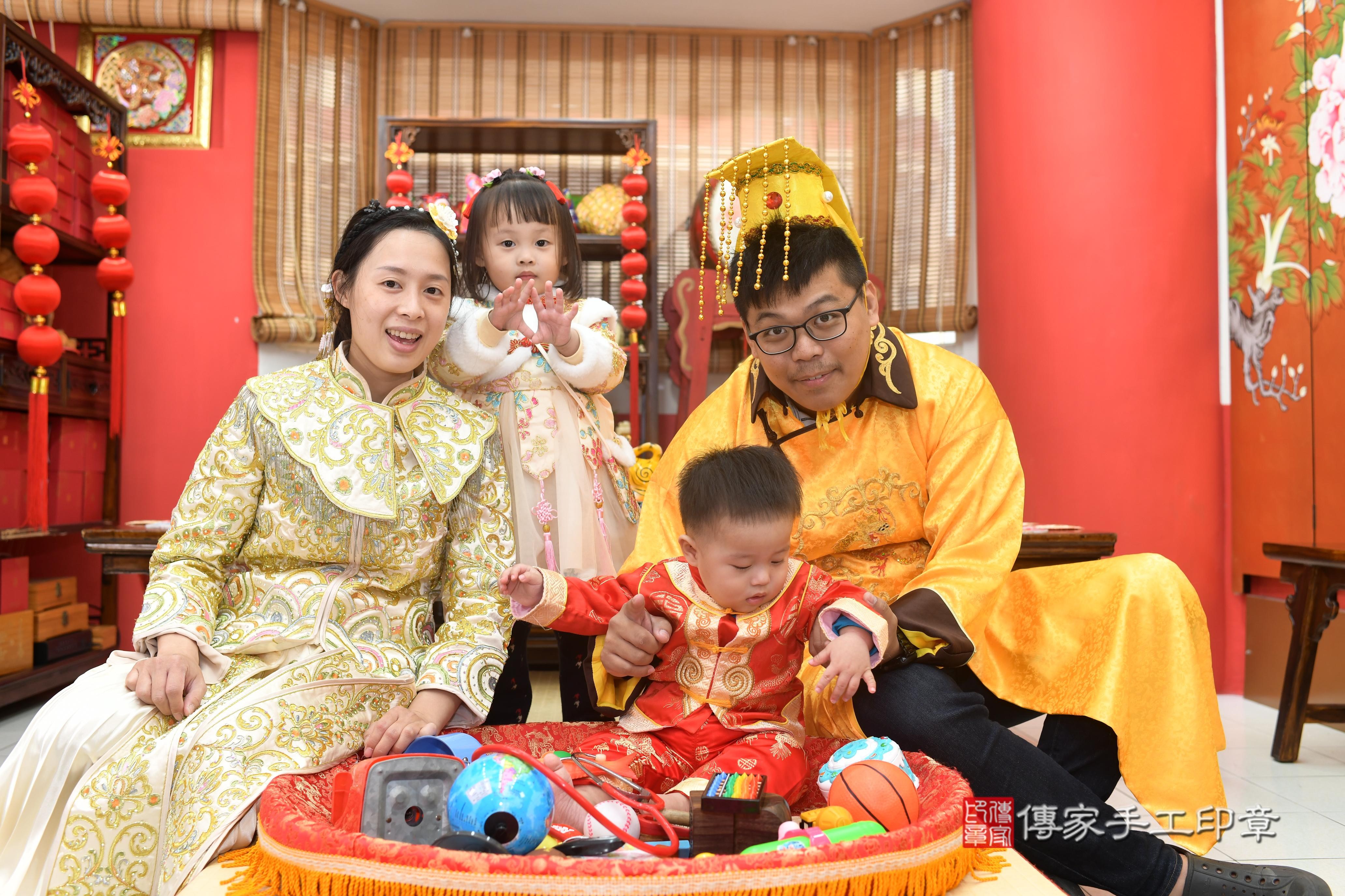 傳家手工印章高雄店、抓周、度脺、中國風會場、傳家嬰兒古禮、吉祥話、抓周道具物品24種、拍照。抓周證書。寶寶抓周、滿周歲、生日快樂、祝福