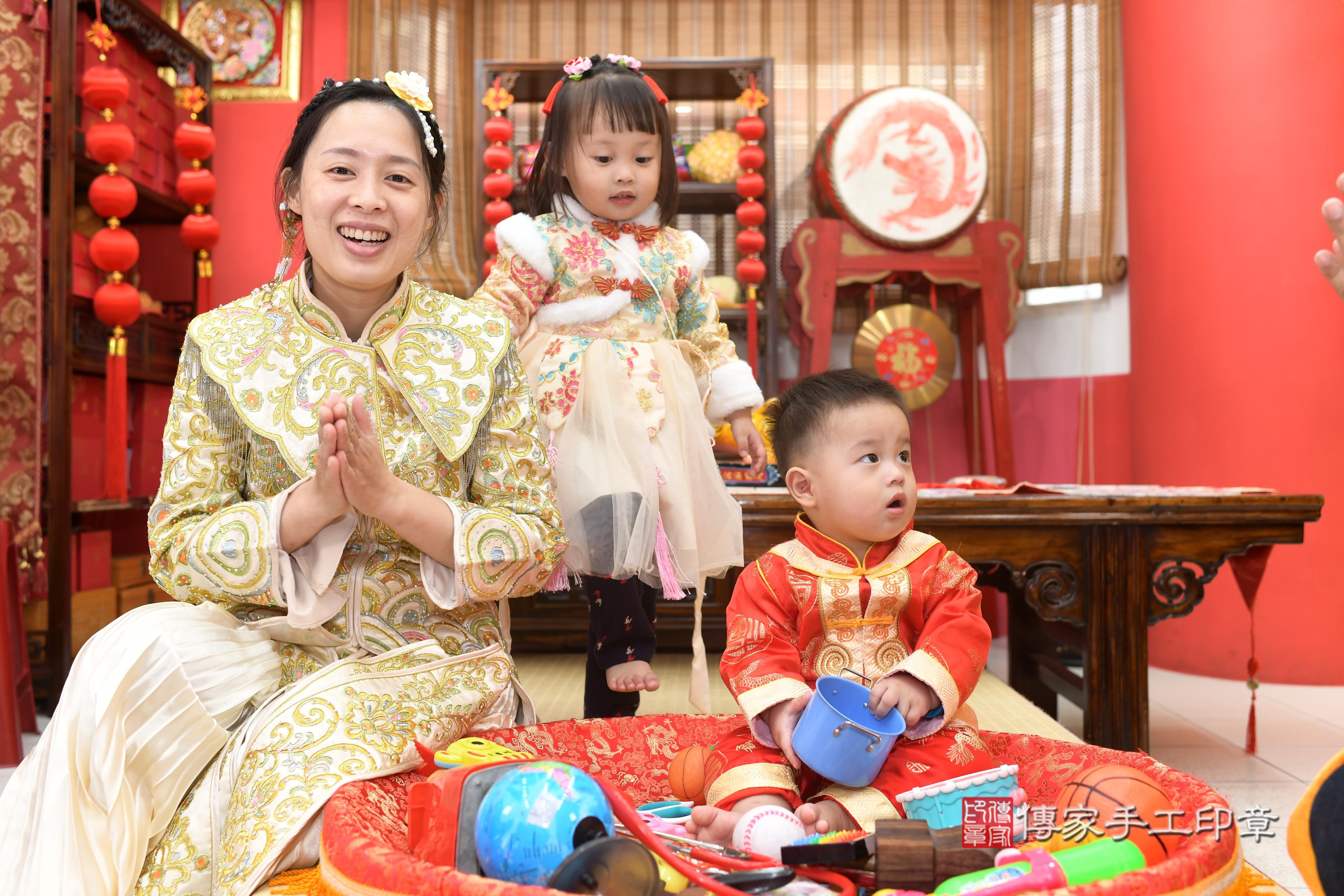 傳家手工印章高雄店、抓周、度脺、中國風會場、傳家嬰兒古禮、吉祥話、抓周道具物品24種、拍照。抓周證書。寶寶抓周、滿周歲、生日快樂、祝福