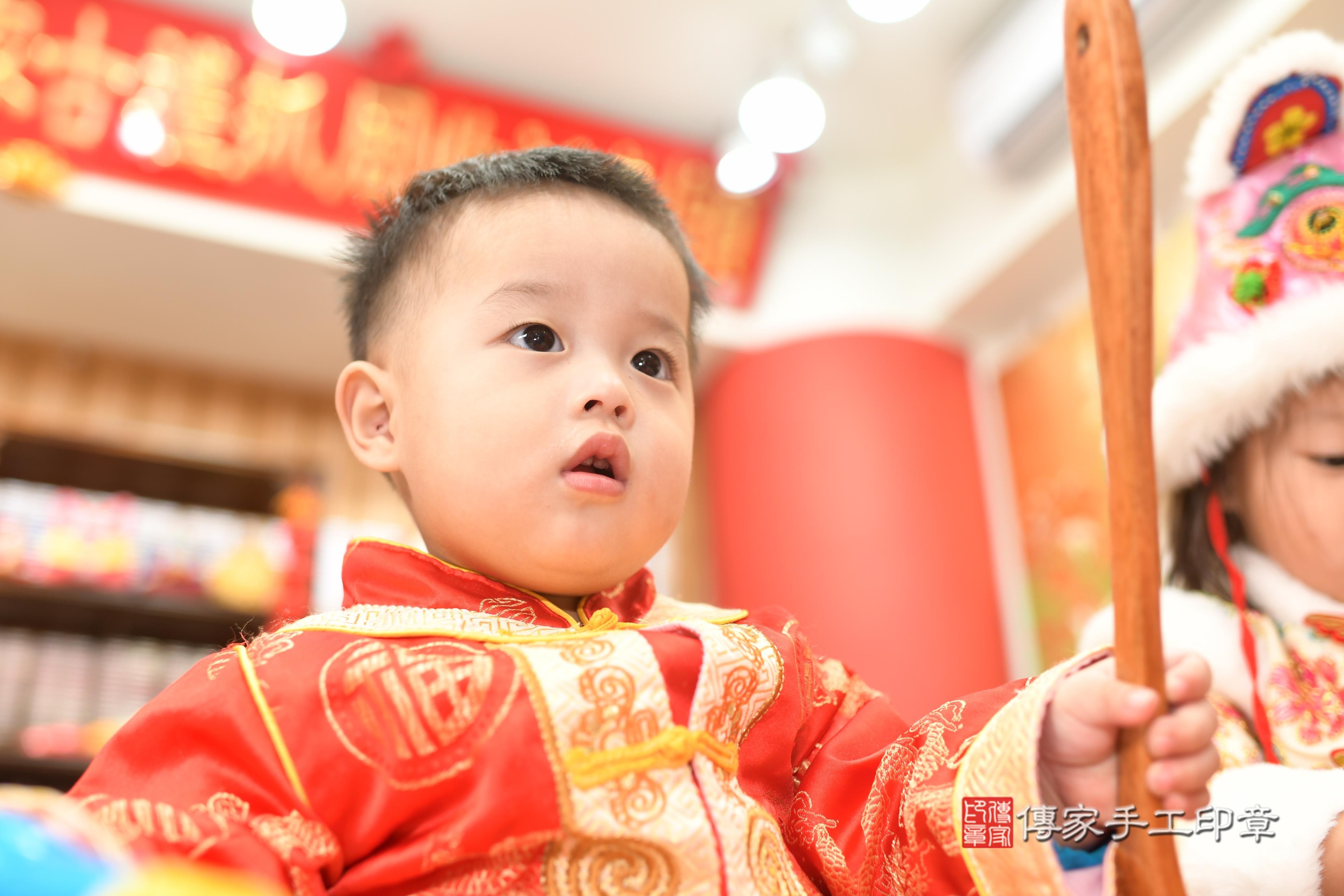 傳家手工印章高雄店、抓周、度脺、中國風會場、傳家嬰兒古禮、吉祥話、抓周道具物品24種、拍照。抓周證書。寶寶抓周、滿周歲、生日快樂、祝福