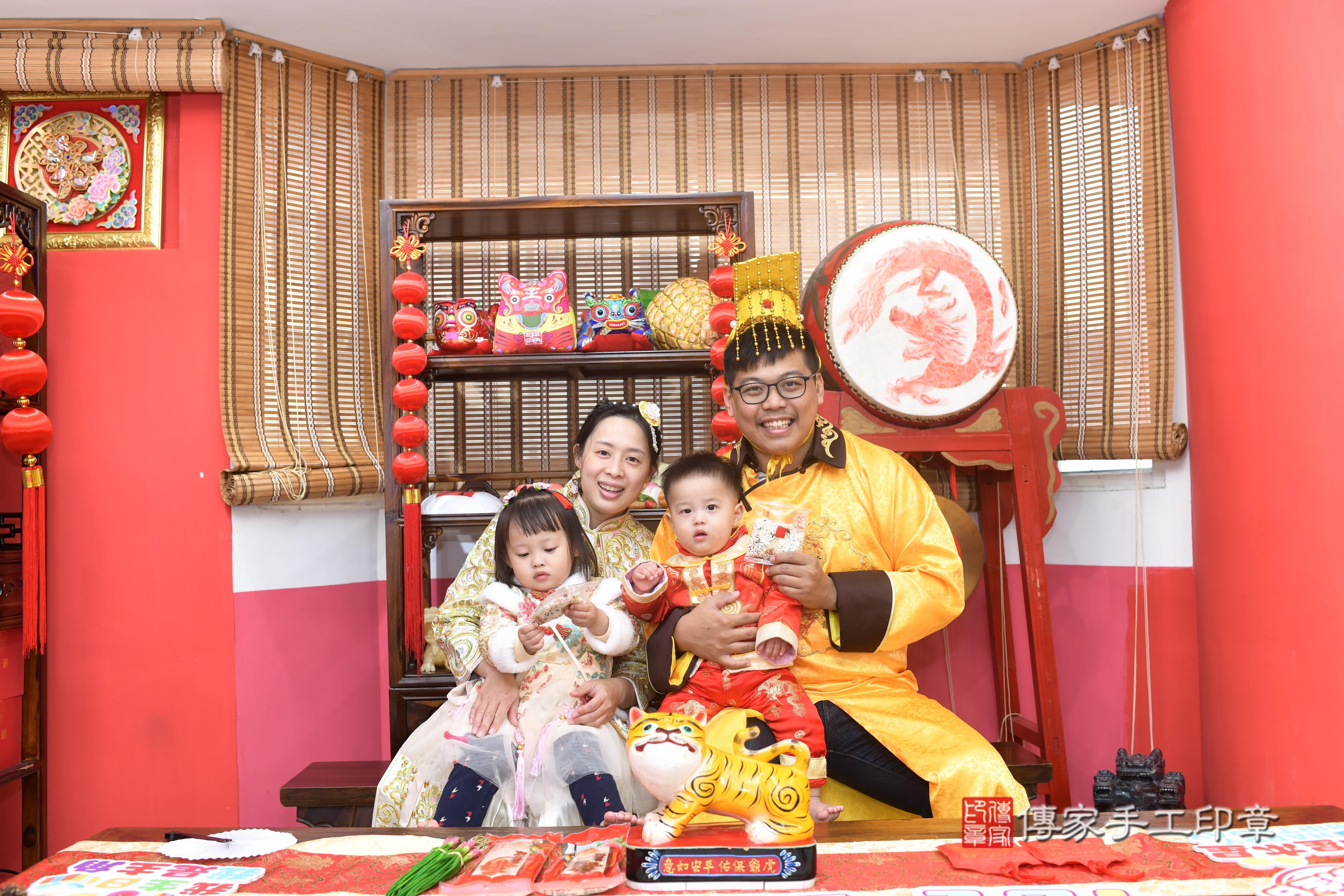 傳家手工印章高雄店、抓周、度脺、中國風會場、傳家嬰兒古禮、吉祥話、抓周道具物品24種、拍照。抓周證書。寶寶抓周、滿周歲、生日快樂、祝福