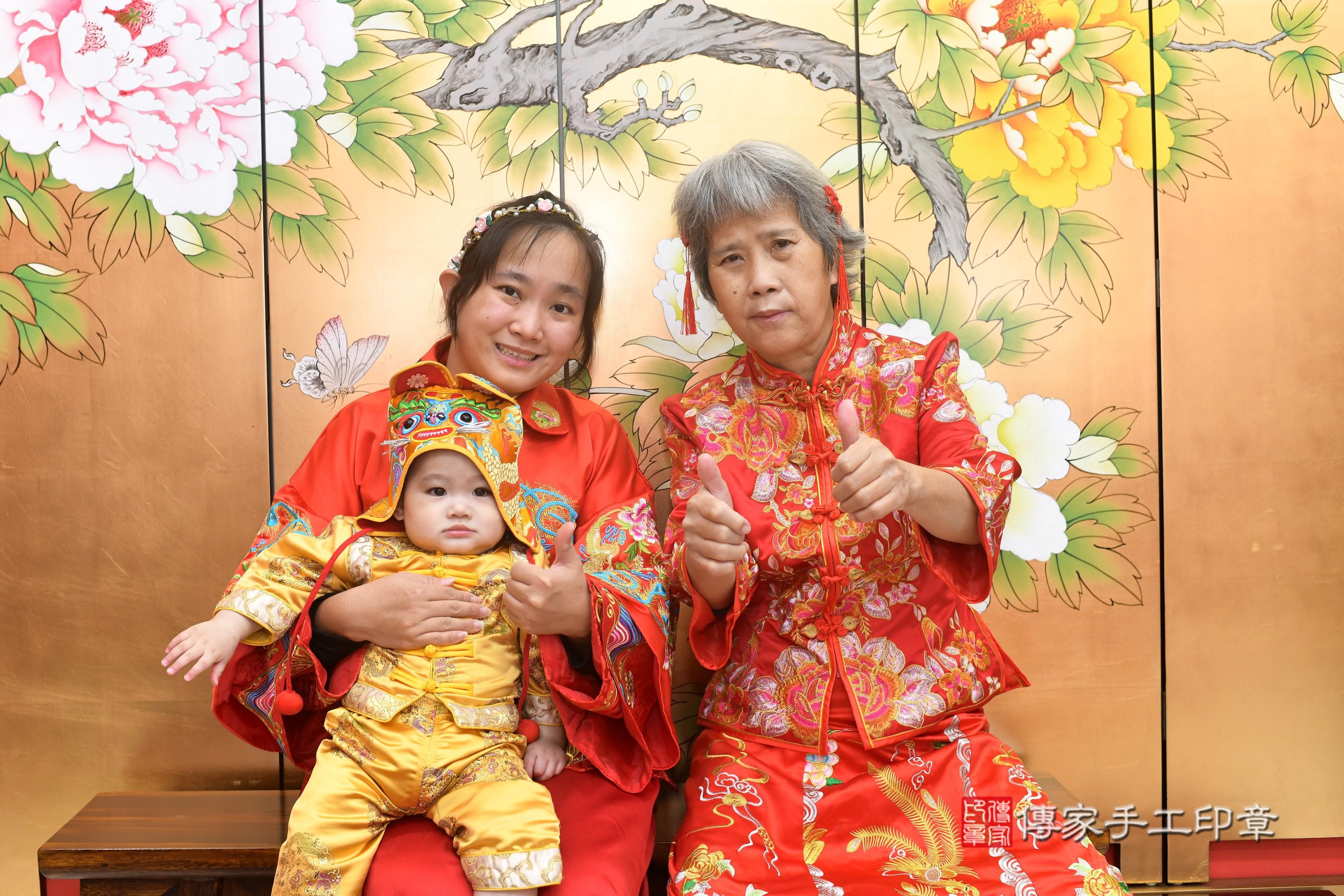 傳家手工印章高雄店、抓周、度脺、中國風會場、傳家嬰兒古禮、吉祥話、抓周道具物品24種、拍照。抓周證書。寶寶抓周、滿周歲、生日快樂、祝福