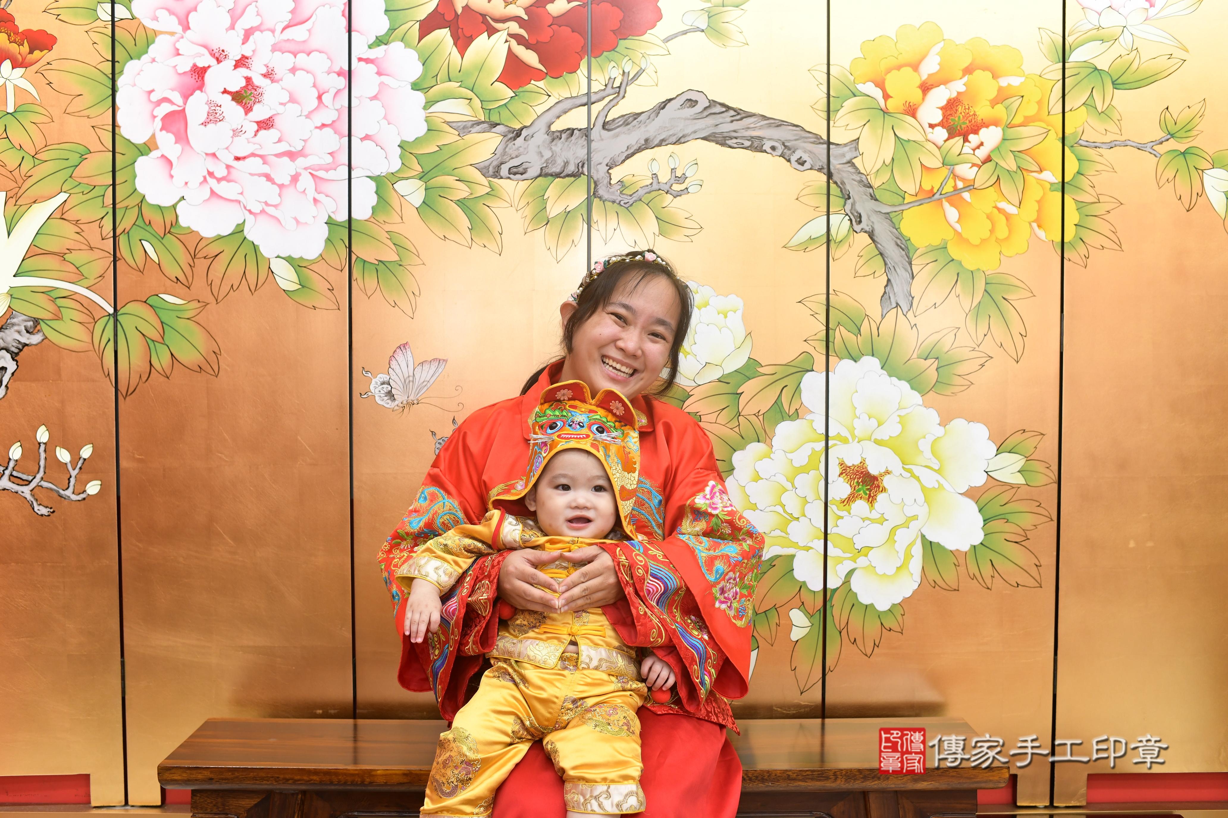 傳家手工印章高雄店、抓周、度脺、中國風會場、傳家嬰兒古禮、吉祥話、抓周道具物品24種、拍照。抓周證書。寶寶抓周、滿周歲、生日快樂、祝福