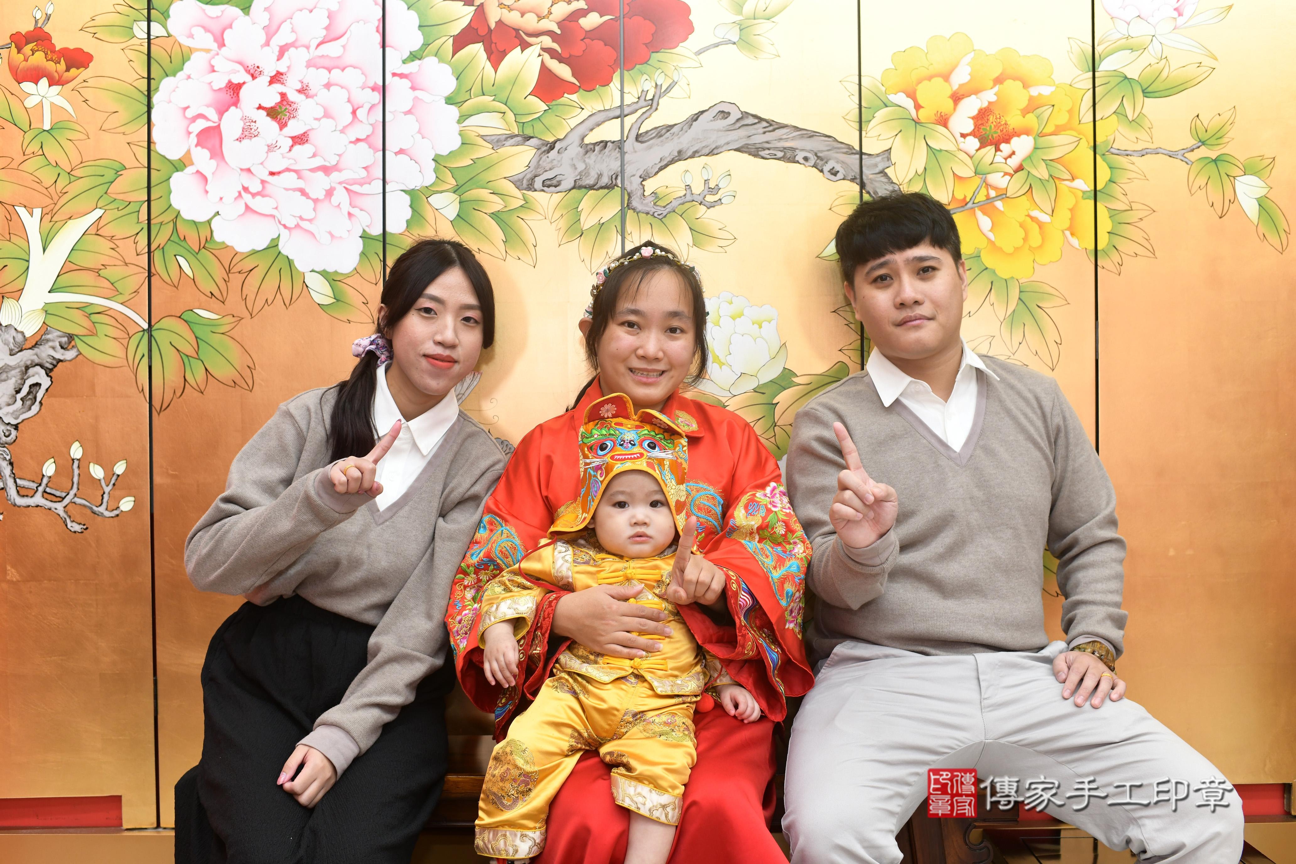 傳家手工印章高雄店、抓周、度脺、中國風會場、傳家嬰兒古禮、吉祥話、抓周道具物品24種、拍照。抓周證書。寶寶抓周、滿周歲、生日快樂、祝福