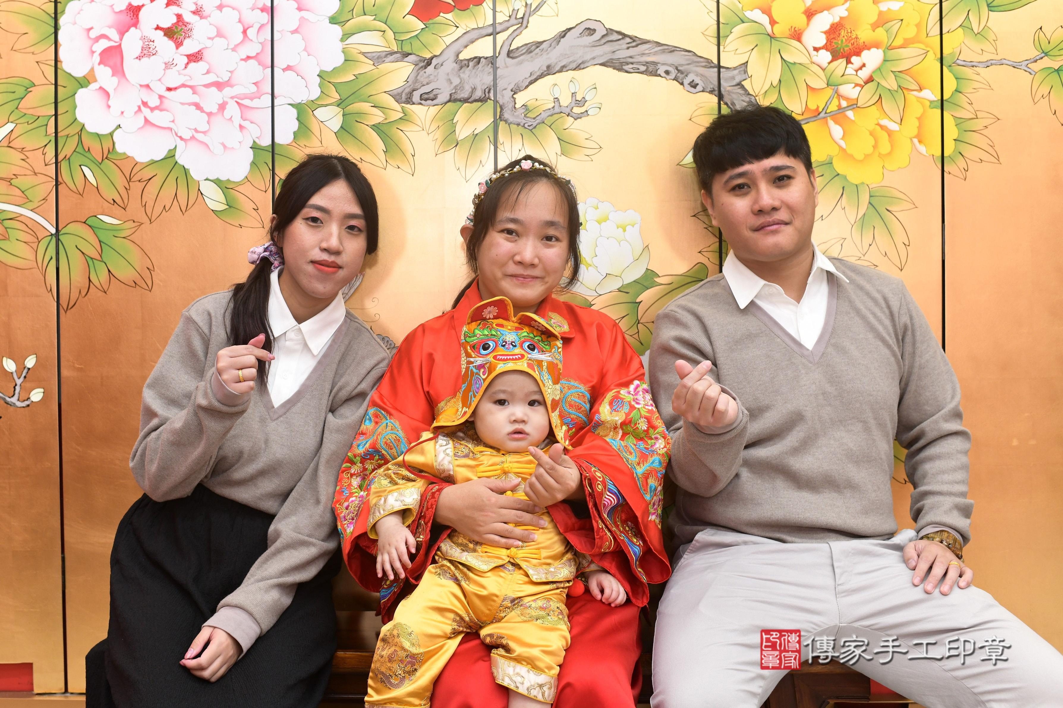 傳家手工印章高雄店、抓周、度脺、中國風會場、傳家嬰兒古禮、吉祥話、抓周道具物品24種、拍照。抓周證書。寶寶抓周、滿周歲、生日快樂、祝福