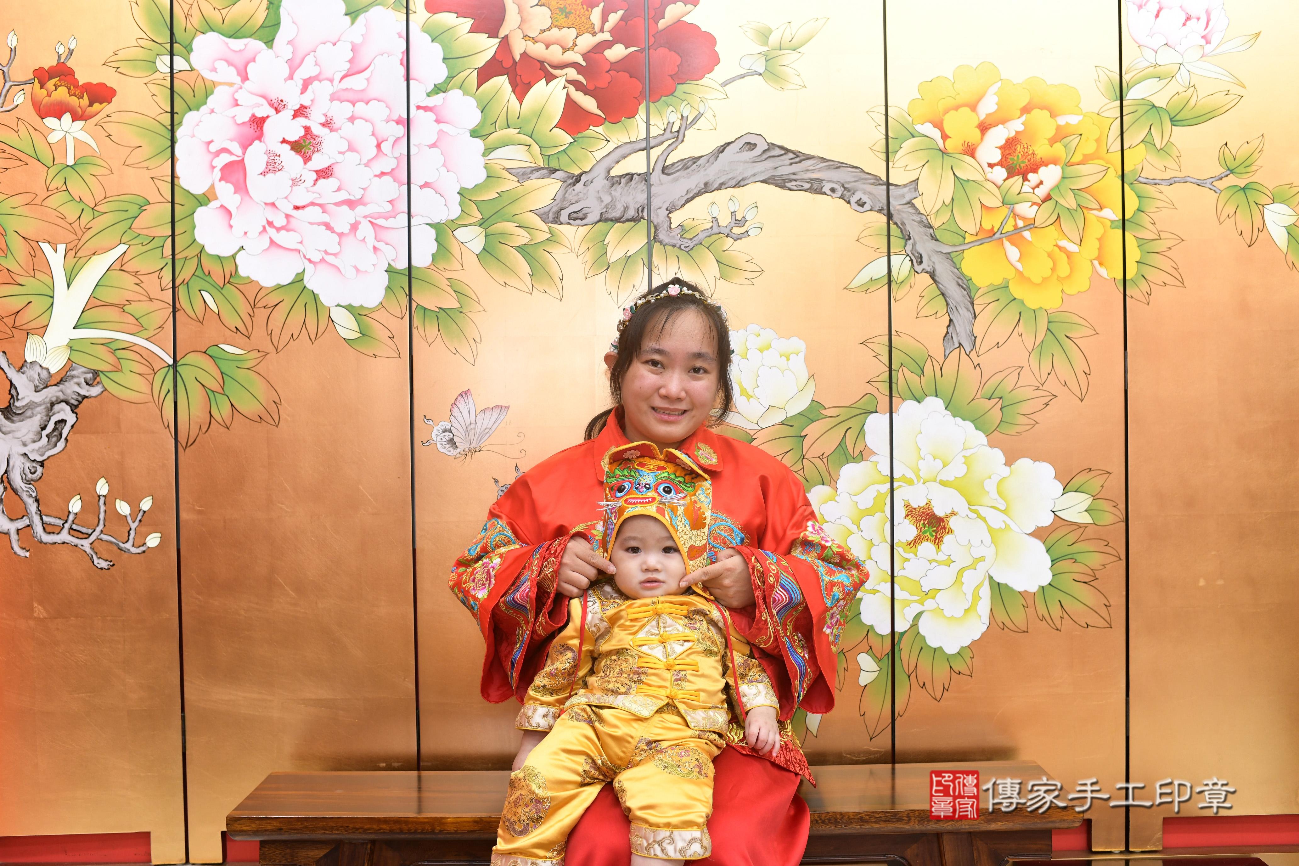 傳家手工印章高雄店、抓周、度脺、中國風會場、傳家嬰兒古禮、吉祥話、抓周道具物品24種、拍照。抓周證書。寶寶抓周、滿周歲、生日快樂、祝福