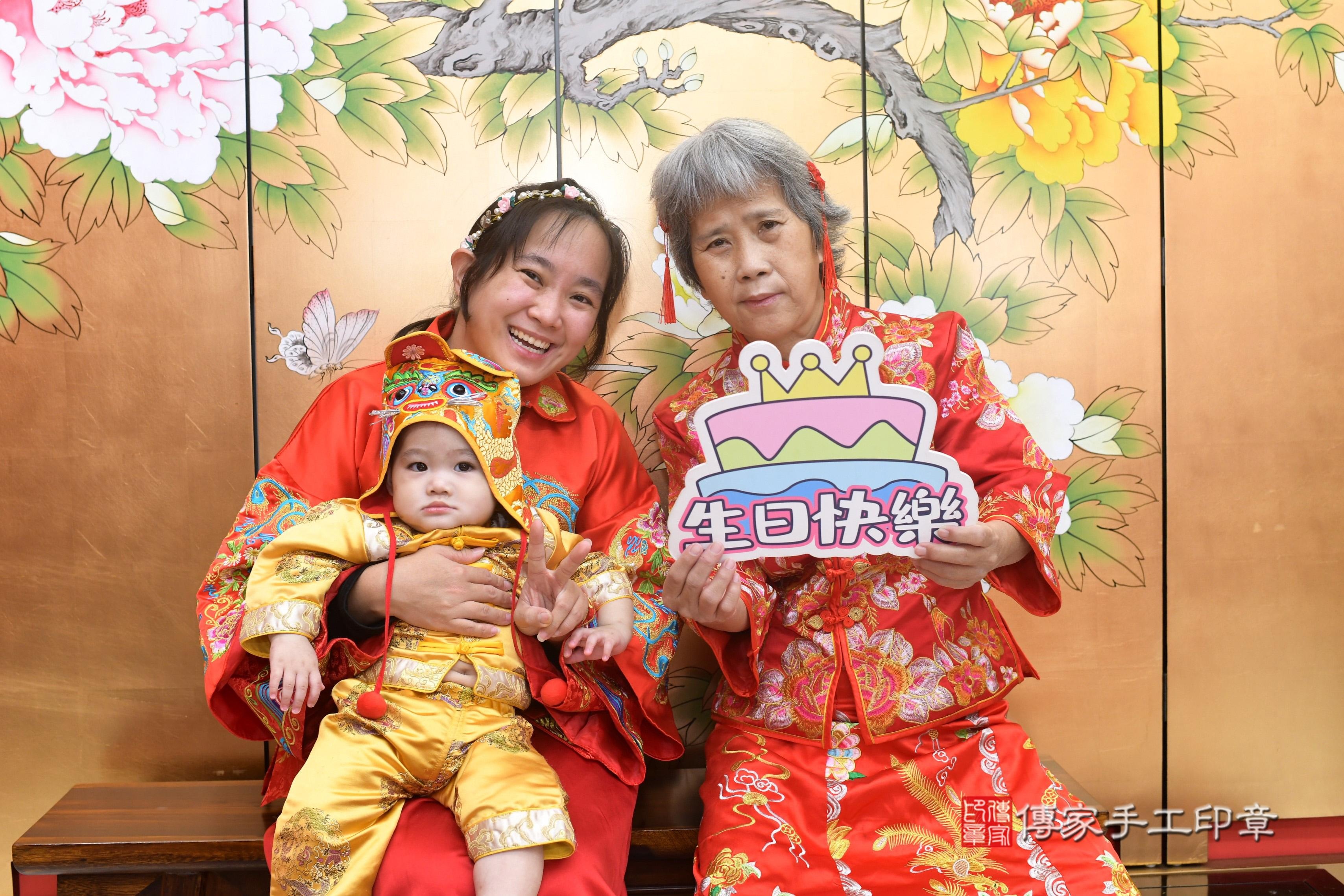 傳家手工印章高雄店、抓周、度脺、中國風會場、傳家嬰兒古禮、吉祥話、抓周道具物品24種、拍照。抓周證書。寶寶抓周、滿周歲、生日快樂、祝福