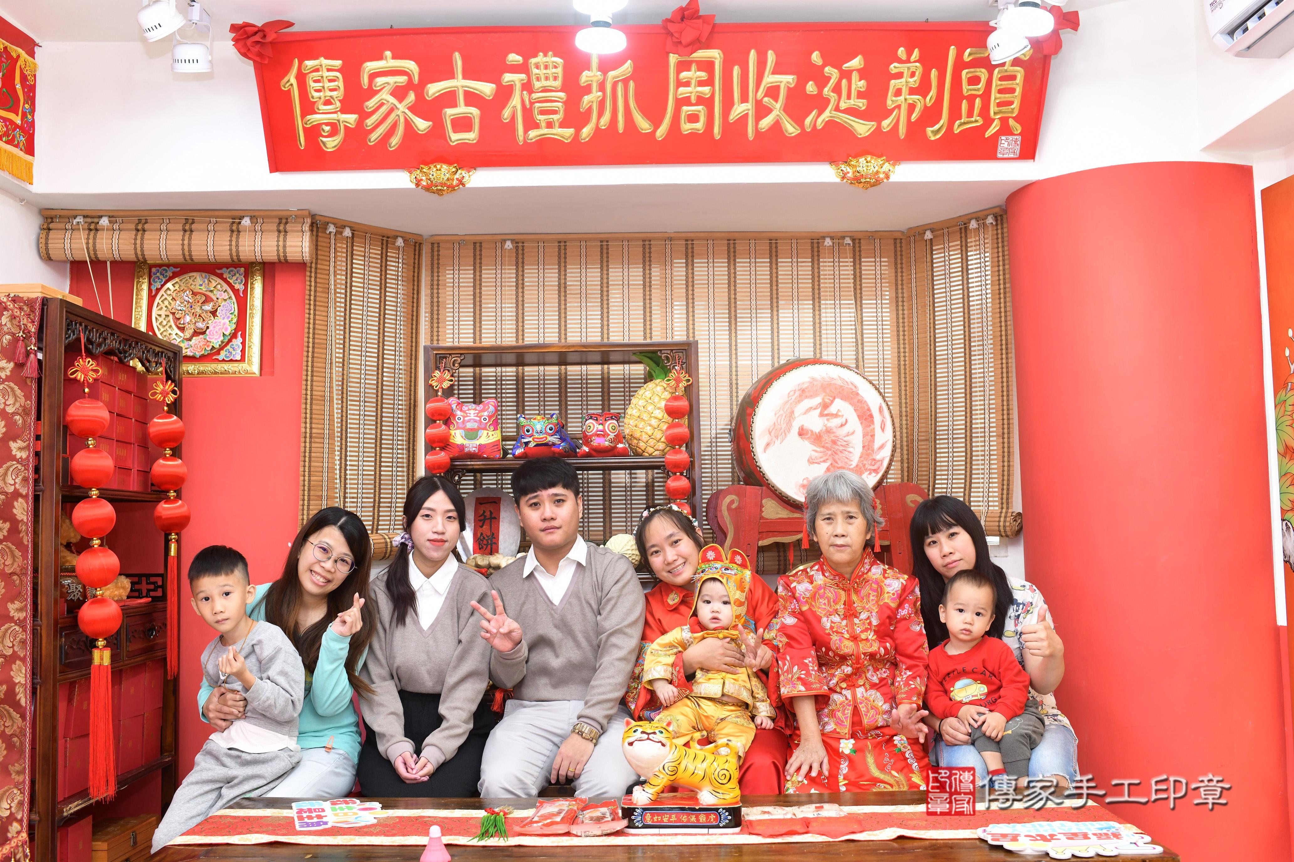傳家手工印章高雄店、抓周、度脺、中國風會場、傳家嬰兒古禮、吉祥話、抓周道具物品24種、拍照。抓周證書。寶寶抓周、滿周歲、生日快樂、祝福