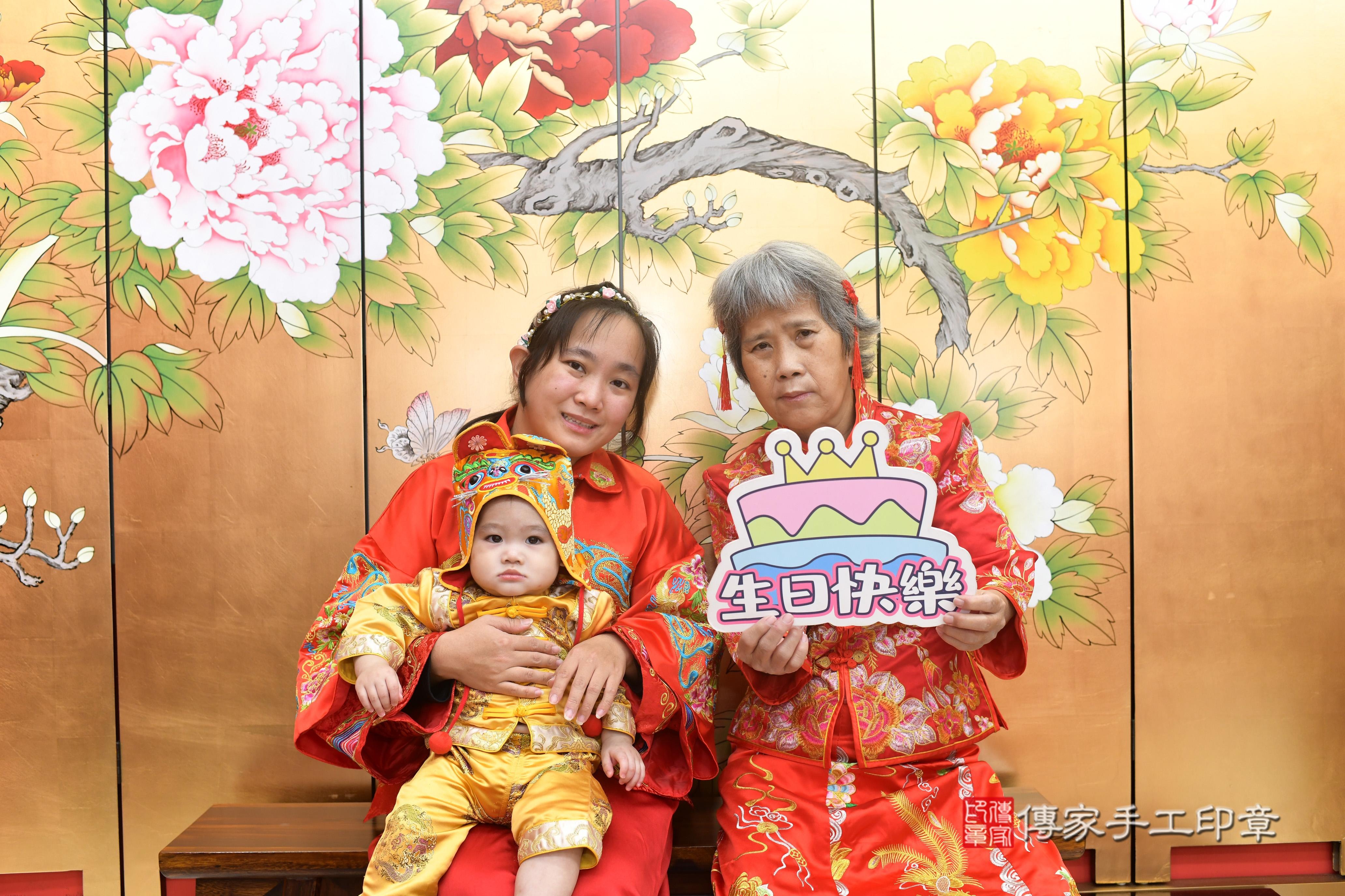 傳家手工印章高雄店、抓周、度脺、中國風會場、傳家嬰兒古禮、吉祥話、抓周道具物品24種、拍照。抓周證書。寶寶抓周、滿周歲、生日快樂、祝福