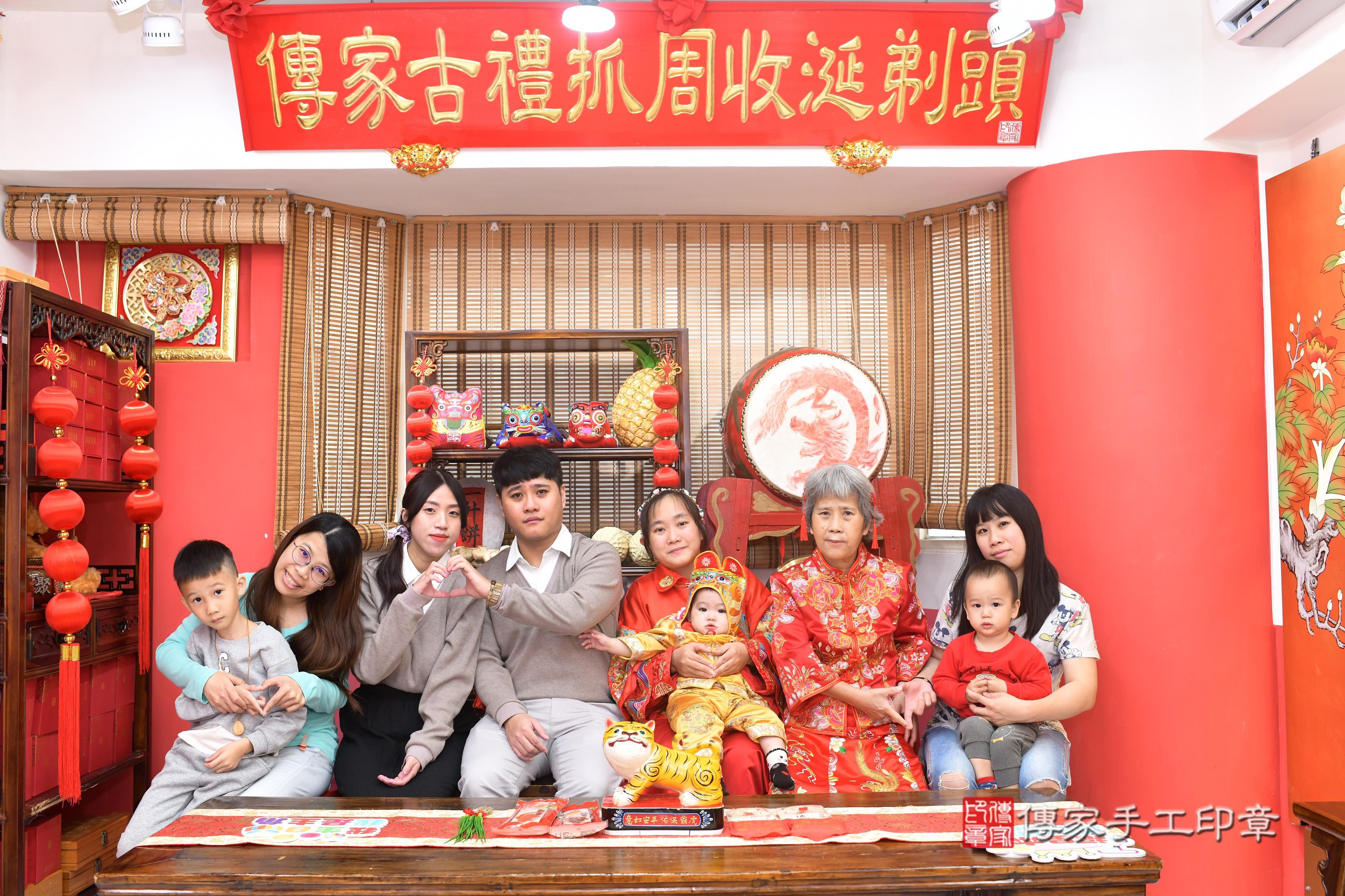 傳家手工印章高雄店、抓周、度脺、中國風會場、傳家嬰兒古禮、吉祥話、抓周道具物品24種、拍照。抓周證書。寶寶抓周、滿周歲、生日快樂、祝福