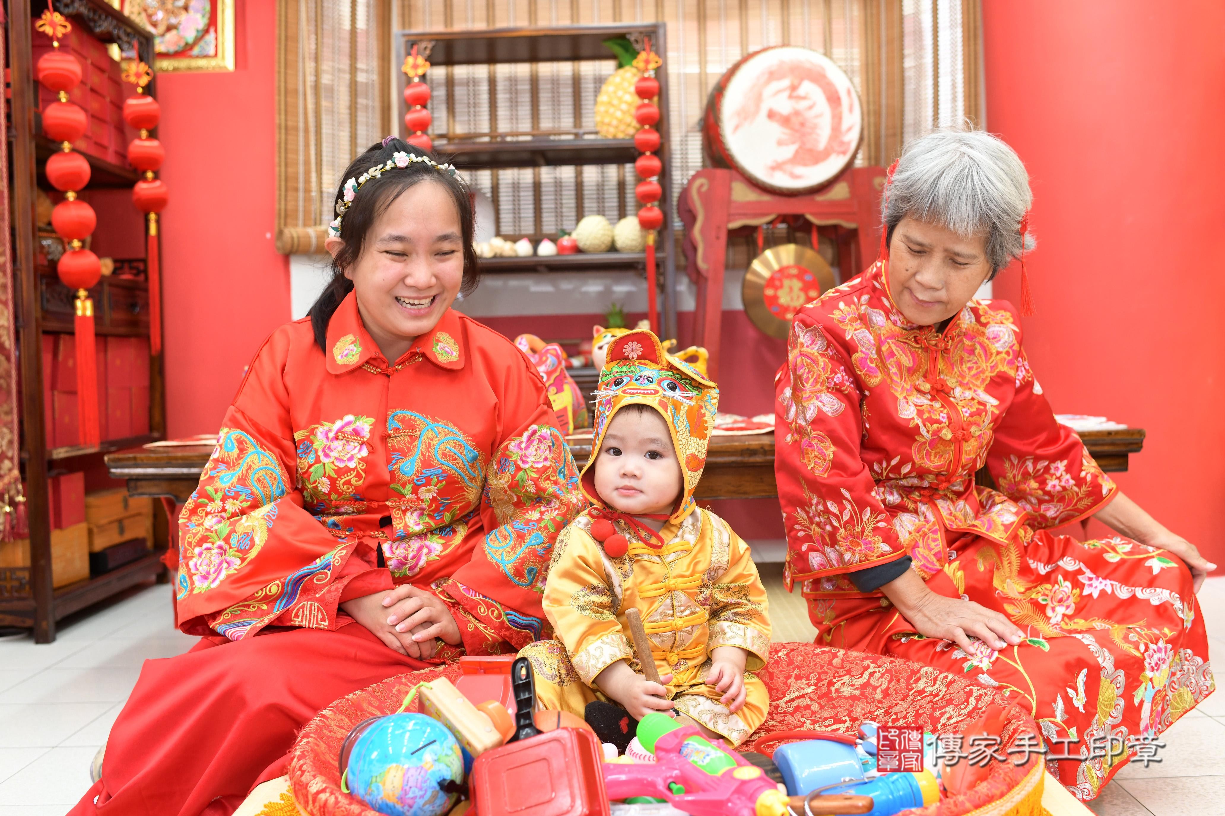 傳家手工印章高雄店、抓周、度脺、中國風會場、傳家嬰兒古禮、吉祥話、抓周道具物品24種、拍照。抓周證書。寶寶抓周、滿周歲、生日快樂、祝福