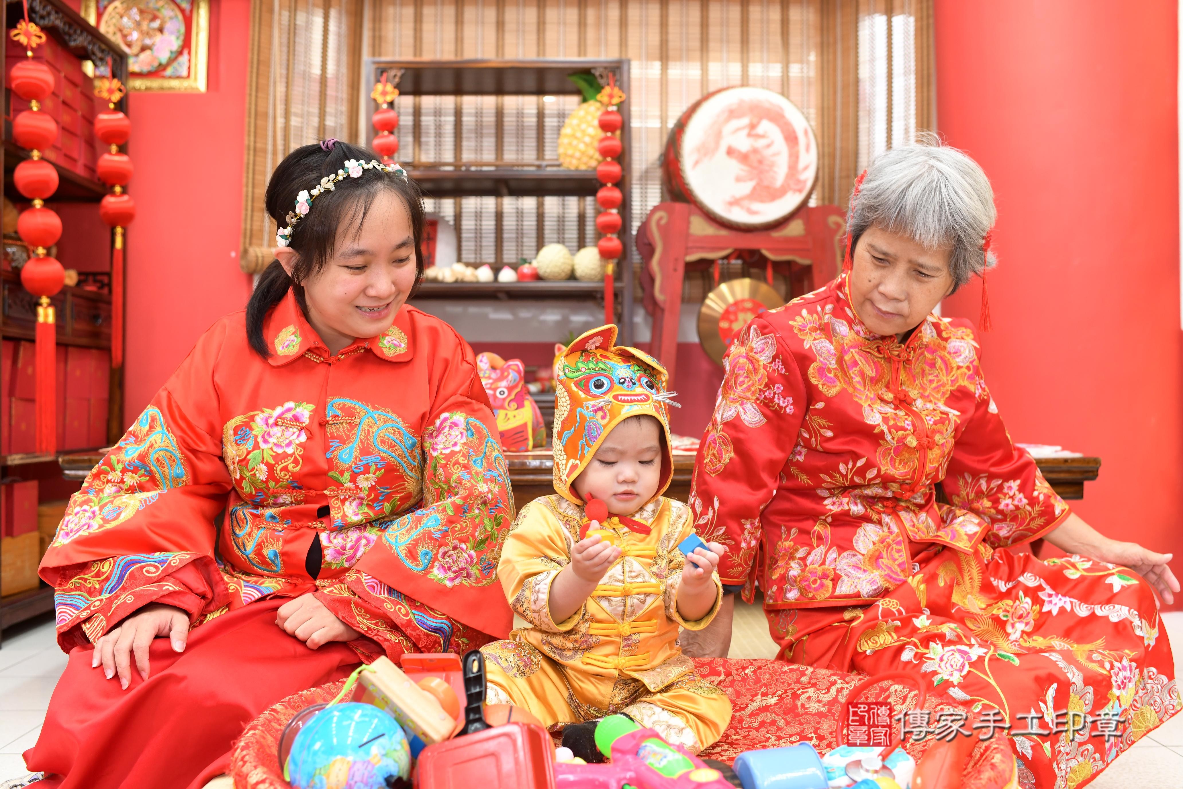 傳家手工印章高雄店、抓周、度脺、中國風會場、傳家嬰兒古禮、吉祥話、抓周道具物品24種、拍照。抓周證書。寶寶抓周、滿周歲、生日快樂、祝福