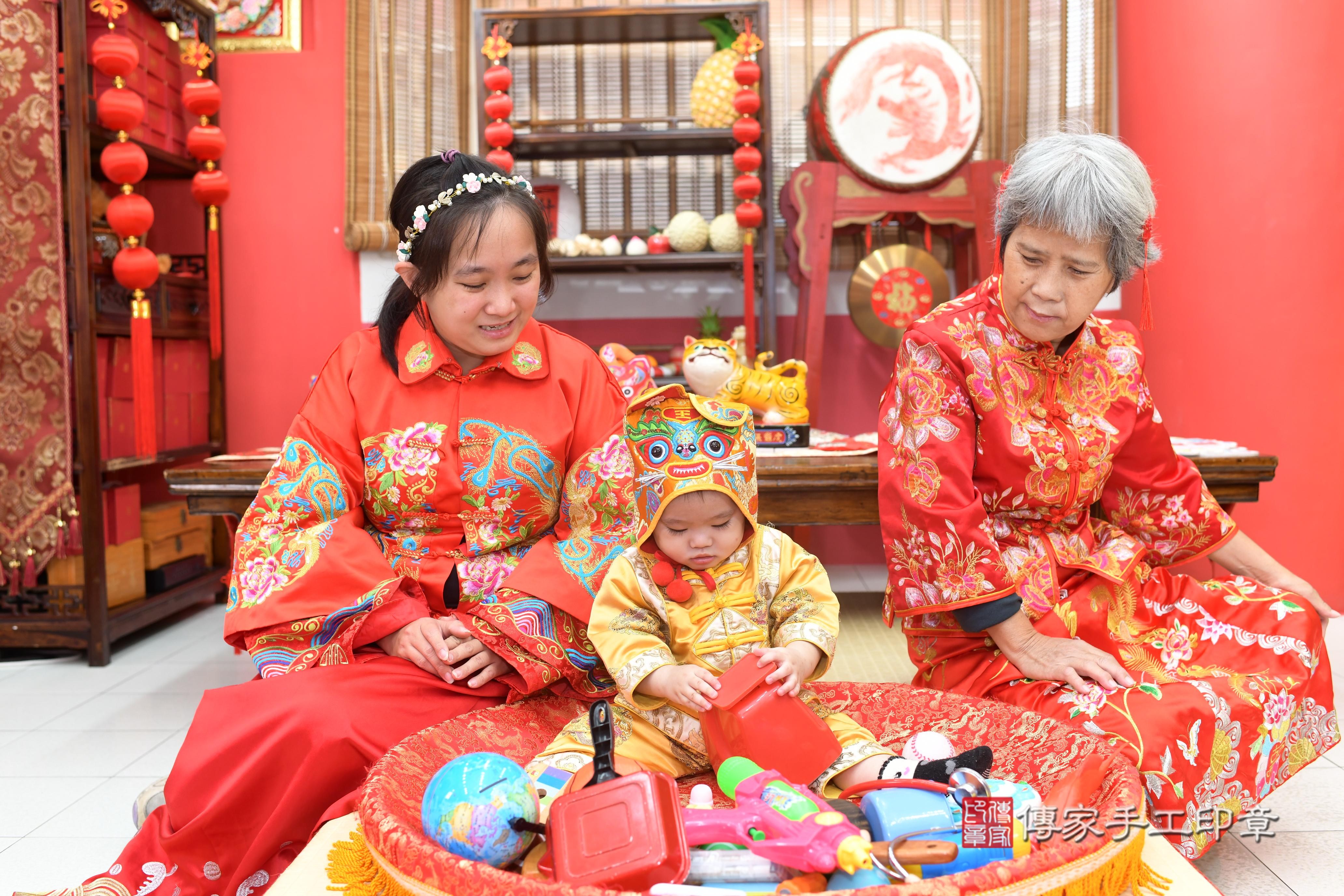 傳家手工印章高雄店、抓周、度脺、中國風會場、傳家嬰兒古禮、吉祥話、抓周道具物品24種、拍照。抓周證書。寶寶抓周、滿周歲、生日快樂、祝福