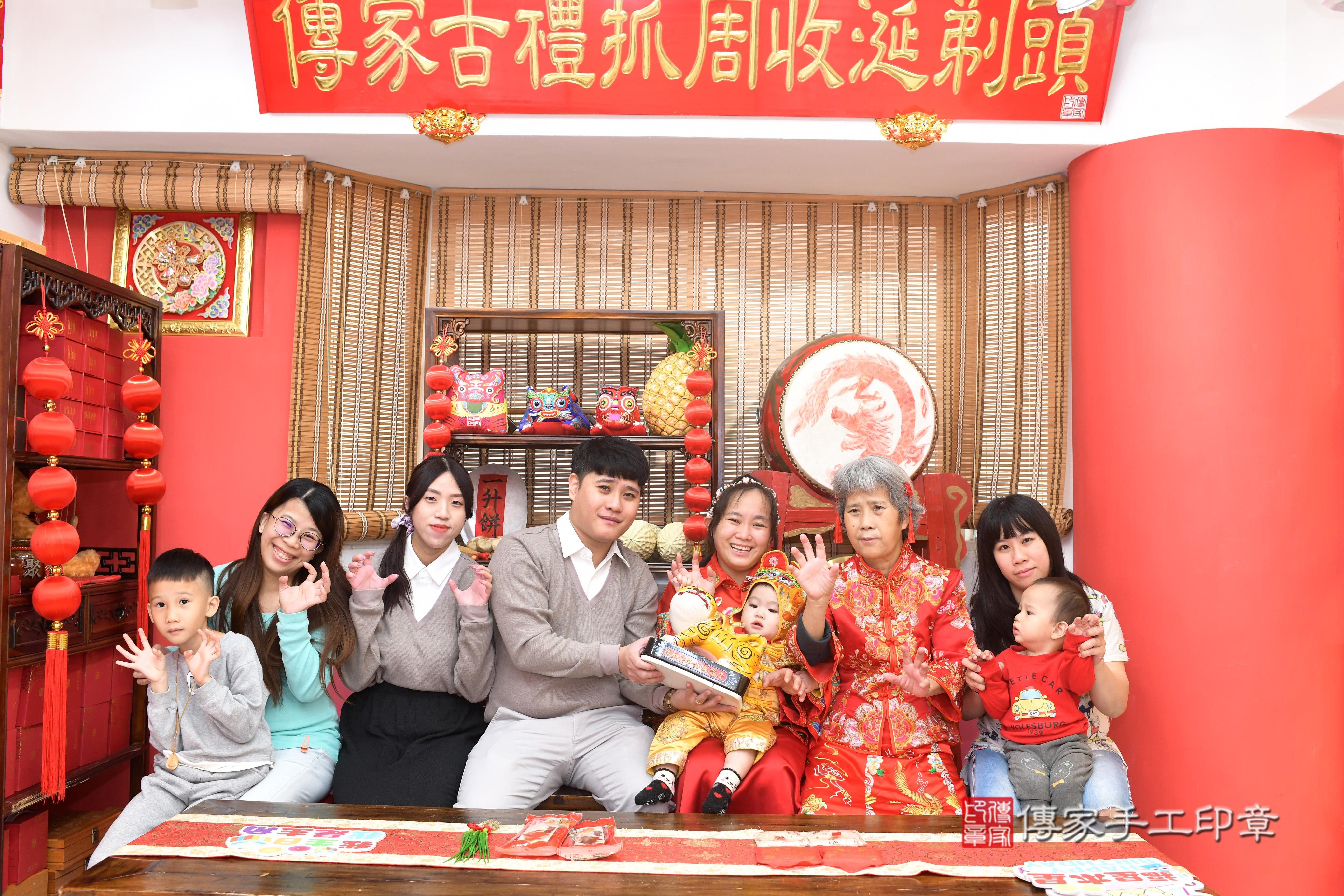 傳家手工印章高雄店、抓周、度脺、中國風會場、傳家嬰兒古禮、吉祥話、抓周道具物品24種、拍照。抓周證書。寶寶抓周、滿周歲、生日快樂、祝福
