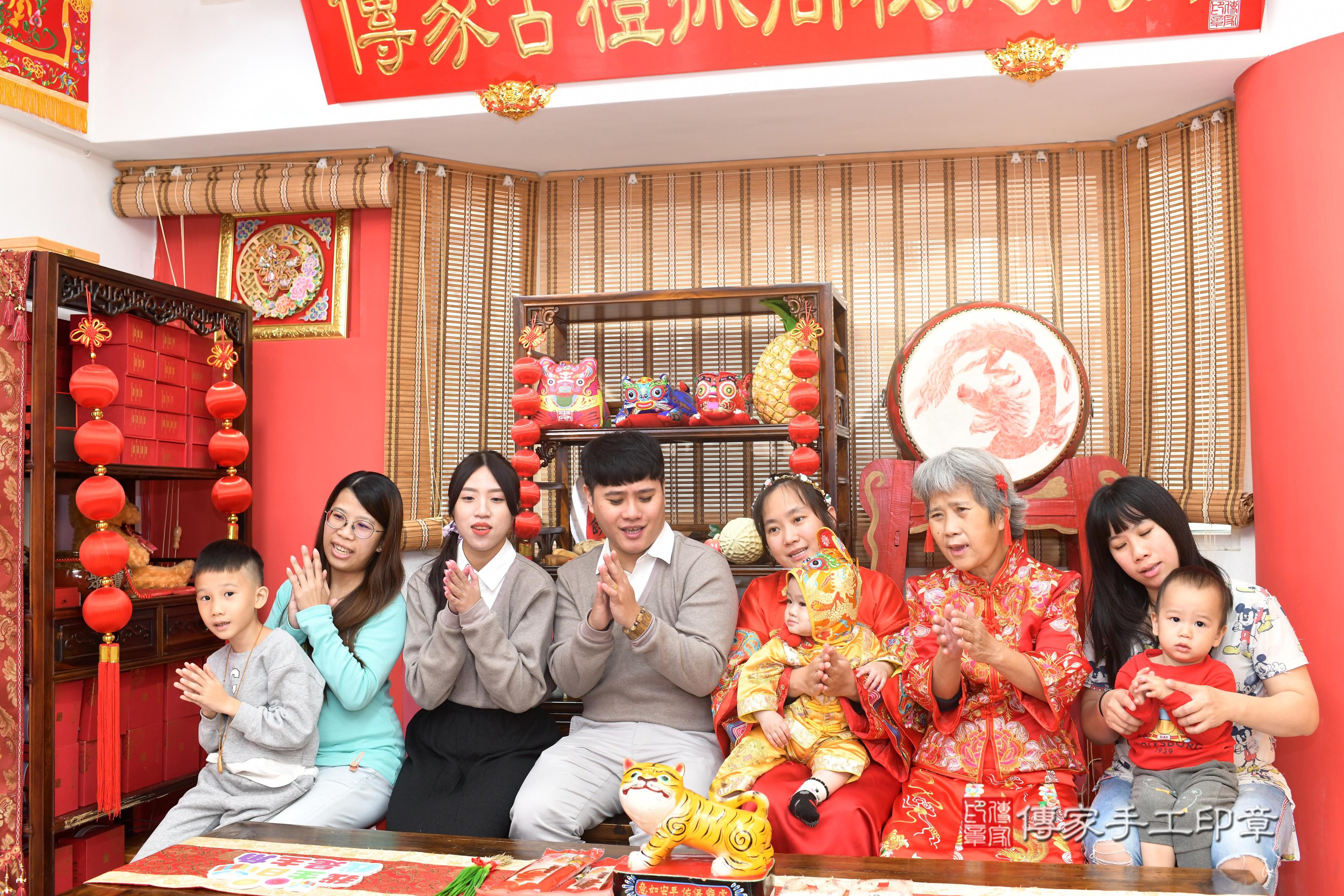 傳家手工印章高雄店、抓周、度脺、中國風會場、傳家嬰兒古禮、吉祥話、抓周道具物品24種、拍照。抓周證書。寶寶抓周、滿周歲、生日快樂、祝福