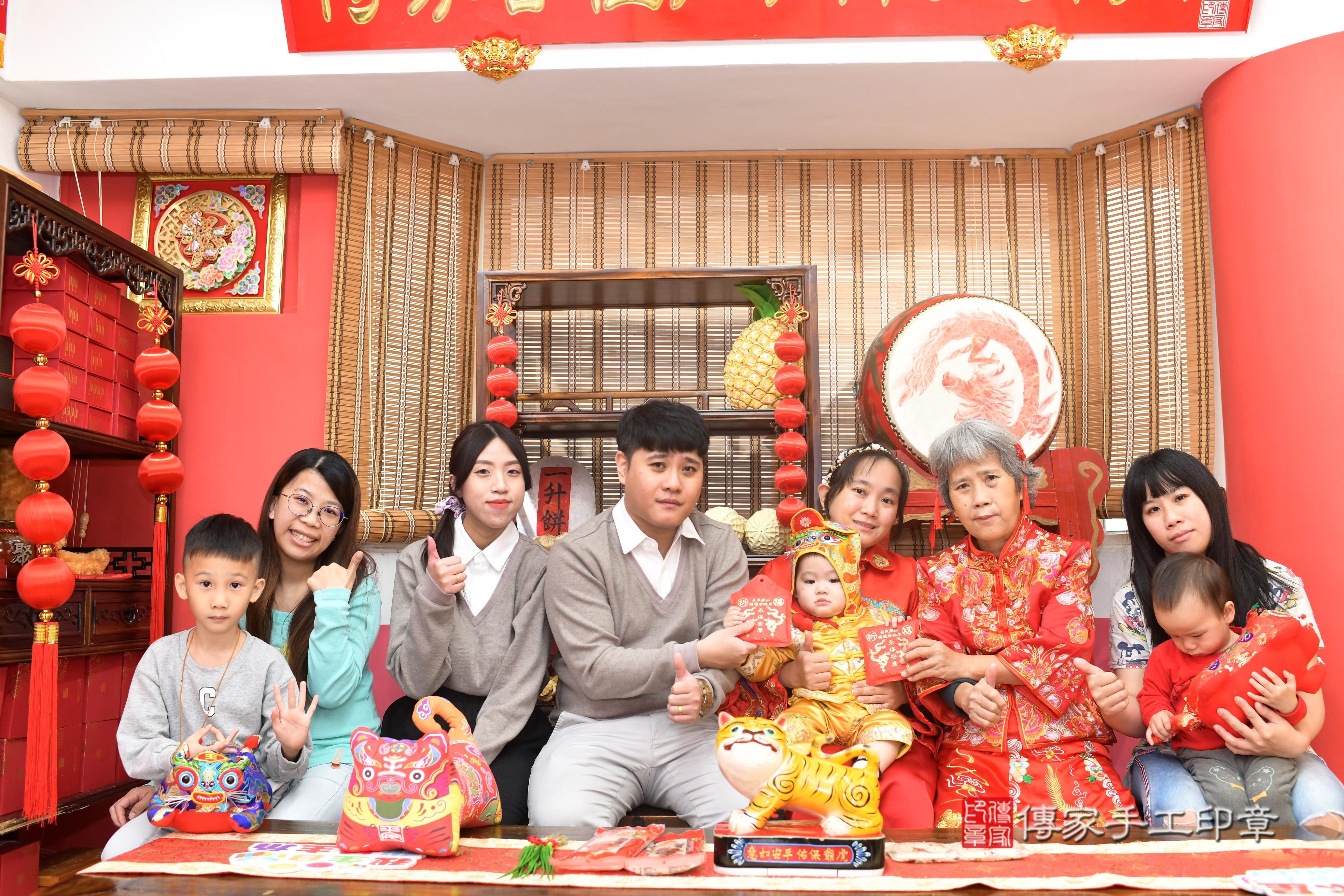 傳家手工印章高雄店、抓周、度脺、中國風會場、傳家嬰兒古禮、吉祥話、抓周道具物品24種、拍照。抓周證書。寶寶抓周、滿周歲、生日快樂、祝福