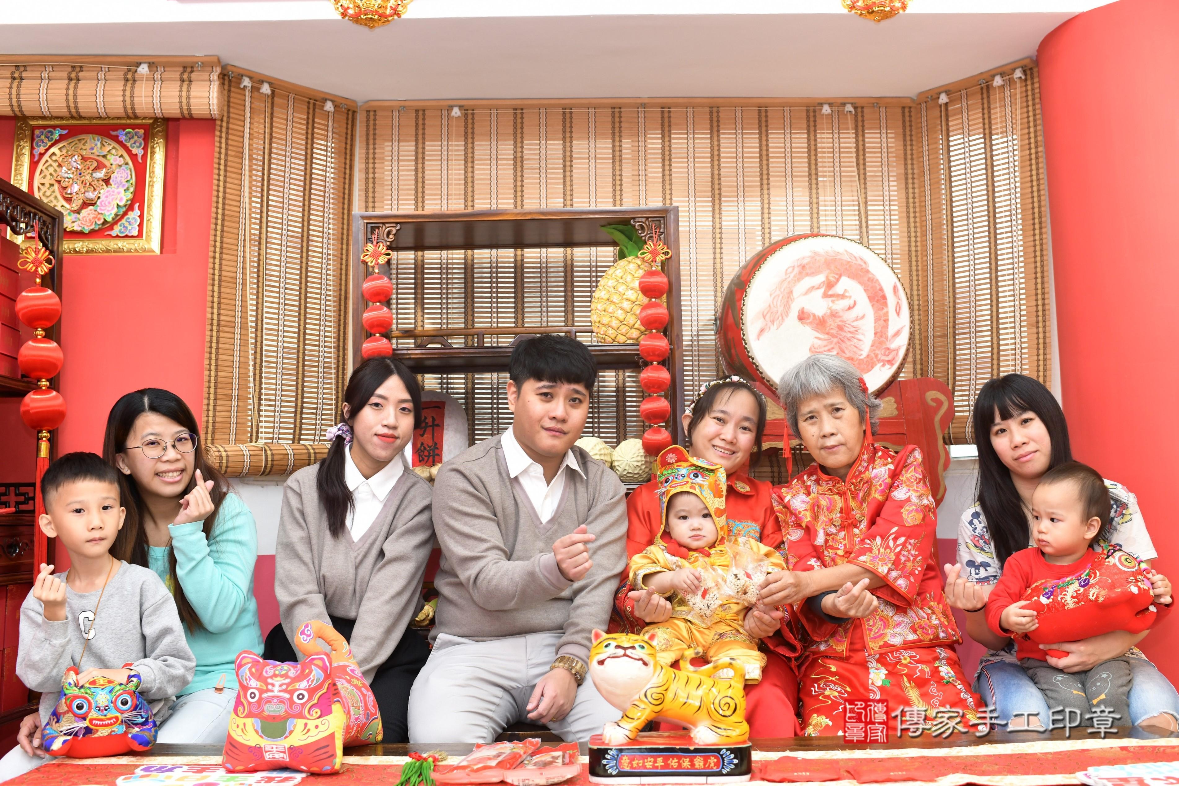 傳家手工印章高雄店、抓周、度脺、中國風會場、傳家嬰兒古禮、吉祥話、抓周道具物品24種、拍照。抓周證書。寶寶抓周、滿周歲、生日快樂、祝福