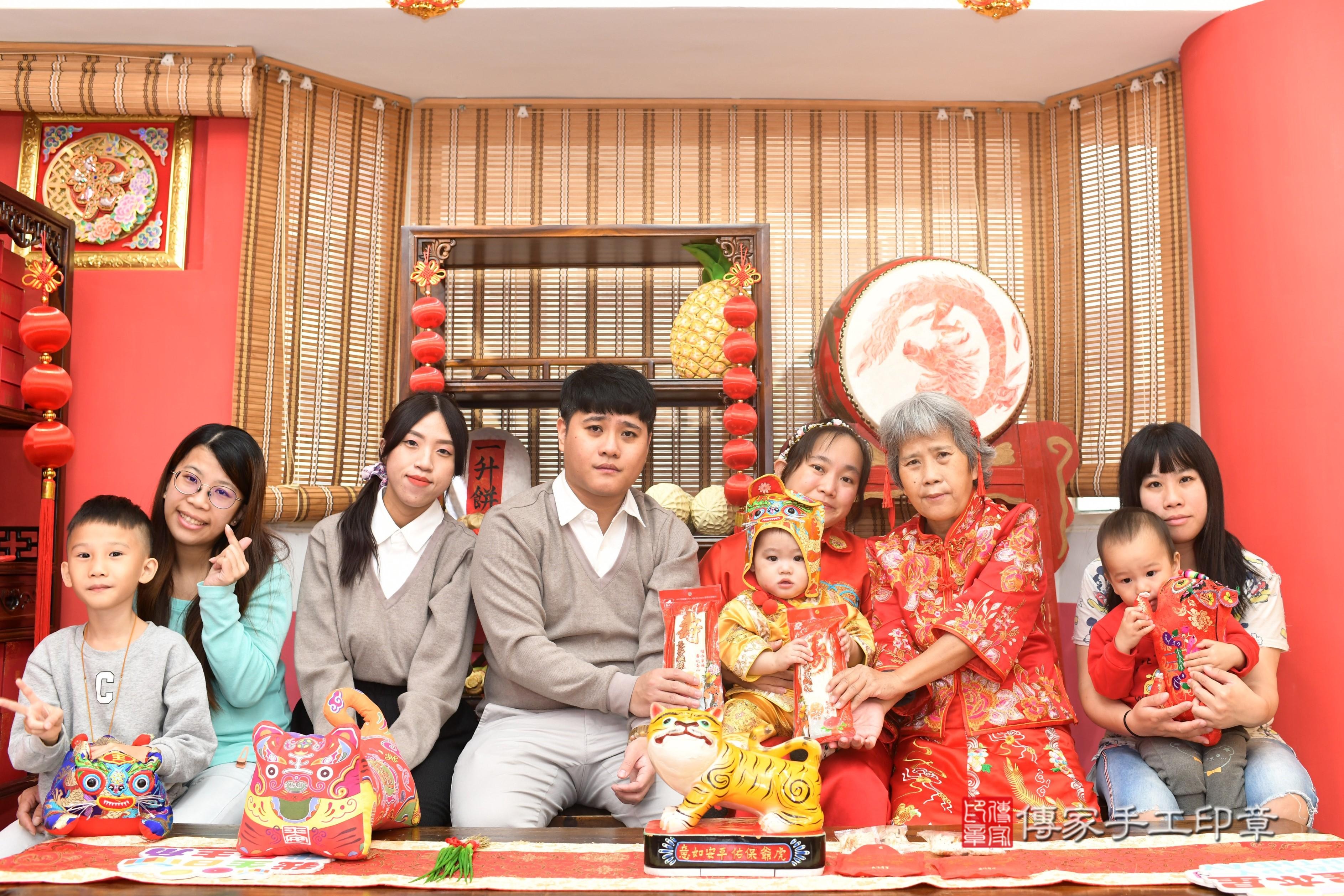傳家手工印章高雄店、抓周、度脺、中國風會場、傳家嬰兒古禮、吉祥話、抓周道具物品24種、拍照。抓周證書。寶寶抓周、滿周歲、生日快樂、祝福
