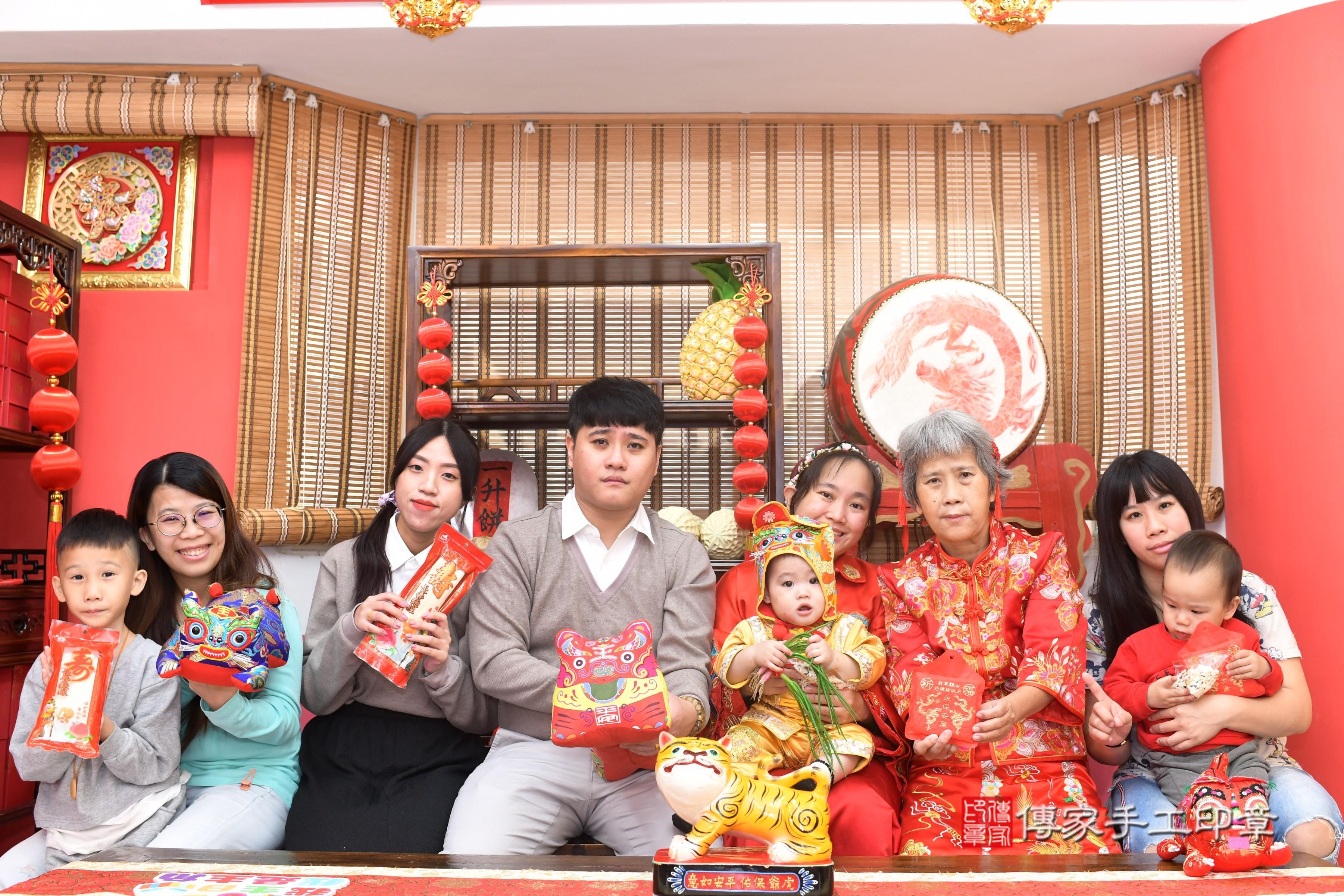 傳家手工印章高雄店、抓周、度脺、中國風會場、傳家嬰兒古禮、吉祥話、抓周道具物品24種、拍照。抓周證書。寶寶抓周、滿周歲、生日快樂、祝福
