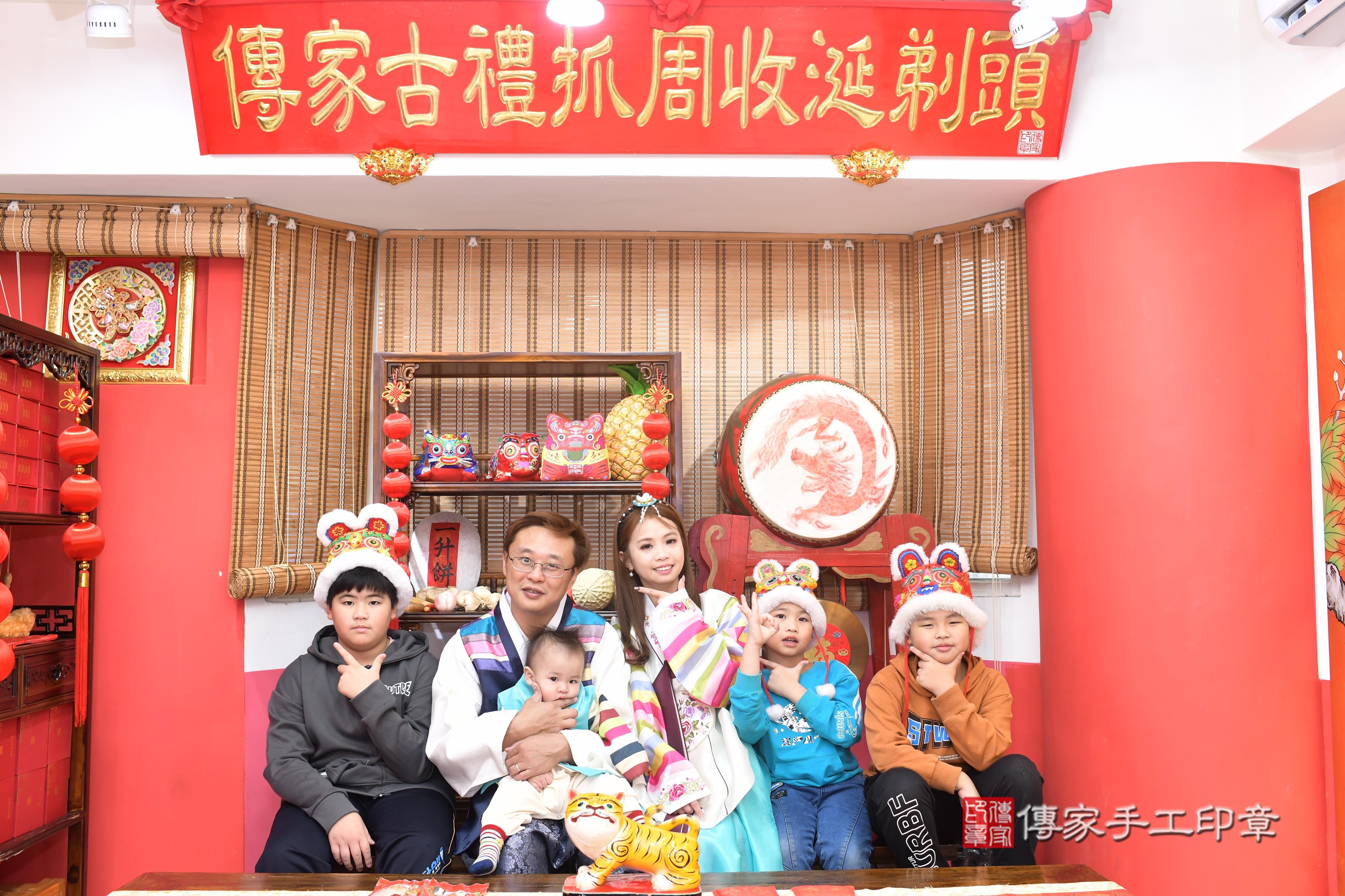 傳家手工印章高雄店、抓周、度脺、中國風會場、傳家嬰兒古禮、吉祥話、抓周道具物品24種、拍照。抓周證書。寶寶抓周、滿周歲、生日快樂、祝福
