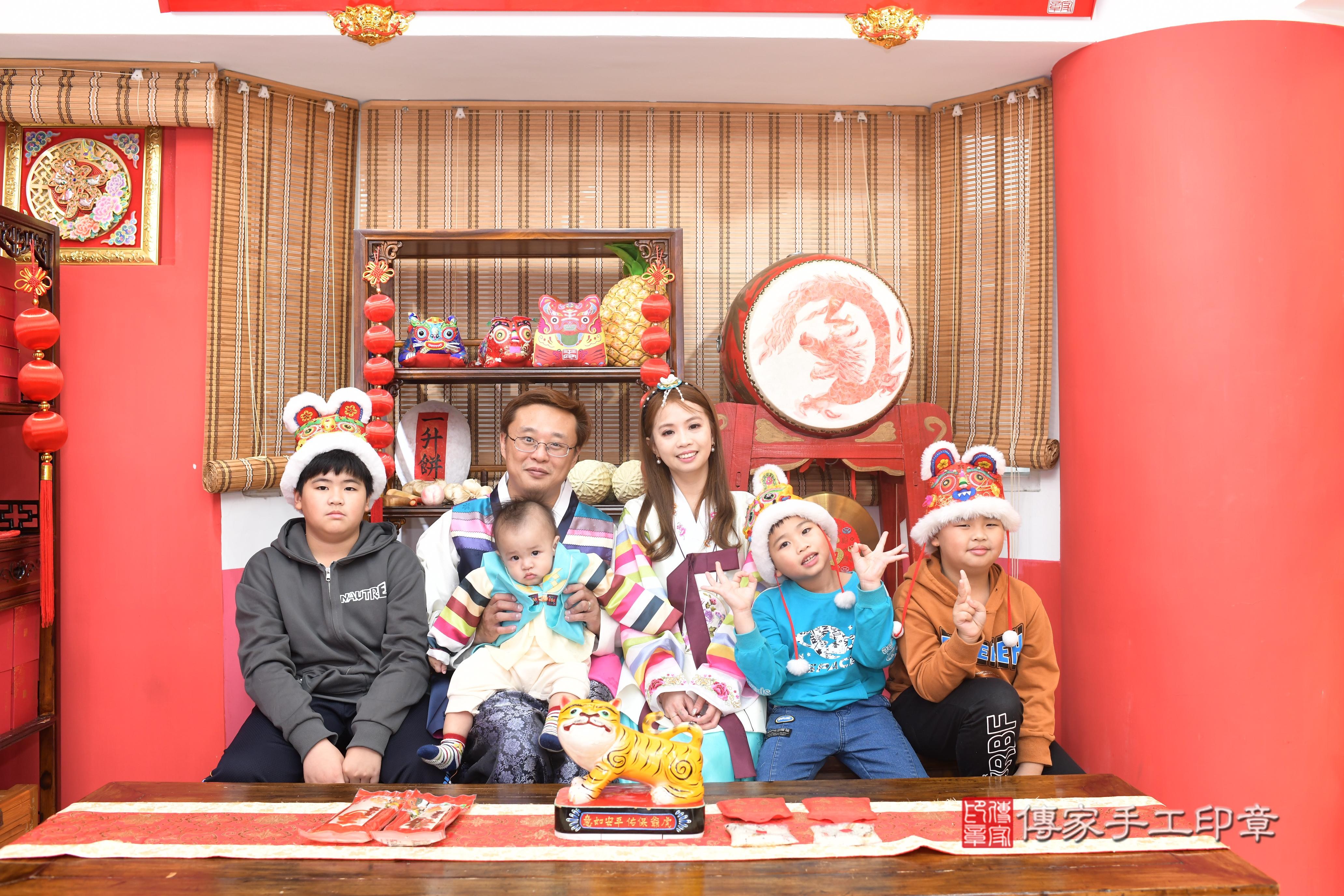 傳家手工印章高雄店、抓周、度脺、中國風會場、傳家嬰兒古禮、吉祥話、抓周道具物品24種、拍照。抓周證書。寶寶抓周、滿周歲、生日快樂、祝福