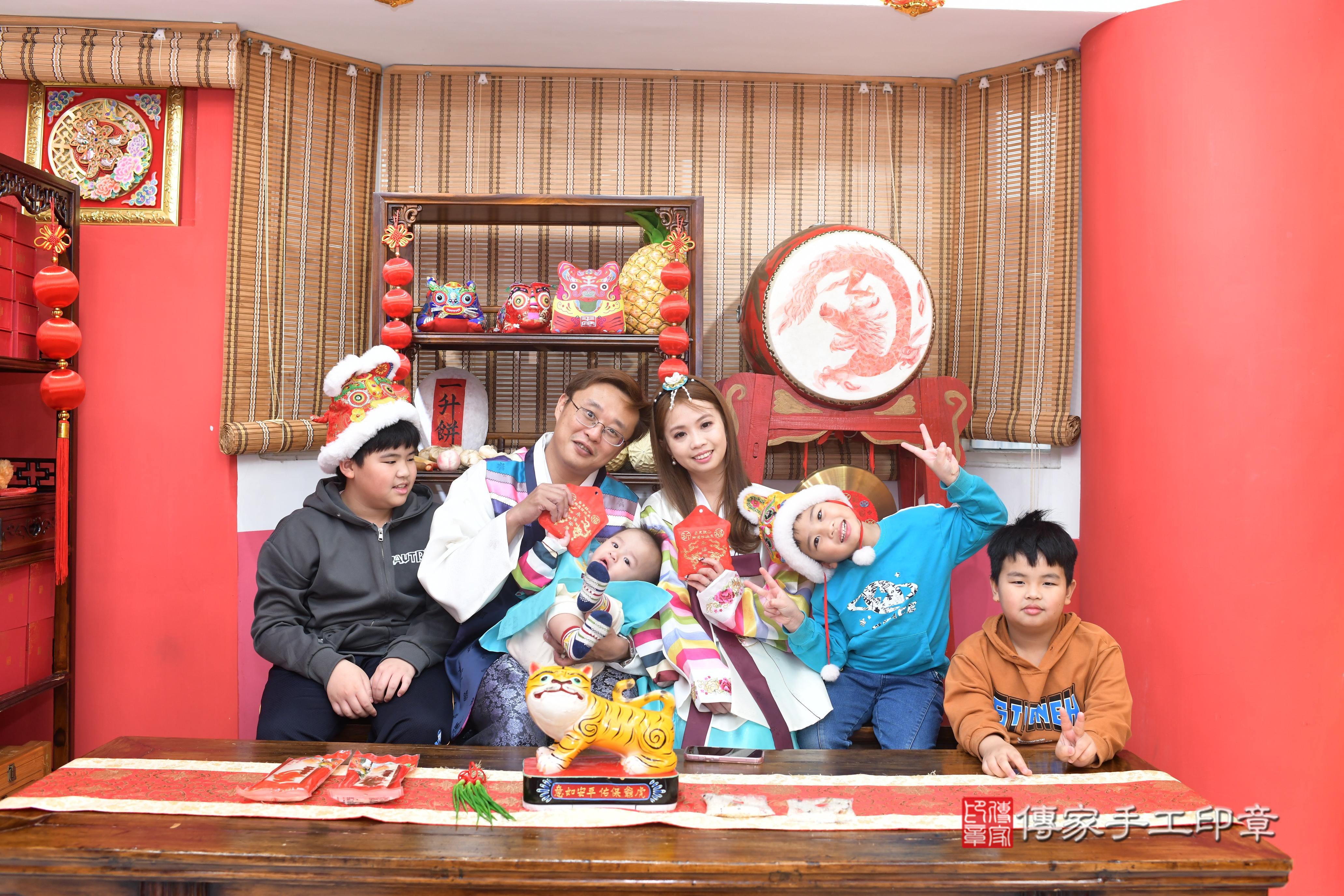 傳家手工印章高雄店、抓周、度脺、中國風會場、傳家嬰兒古禮、吉祥話、抓周道具物品24種、拍照。抓周證書。寶寶抓周、滿周歲、生日快樂、祝福