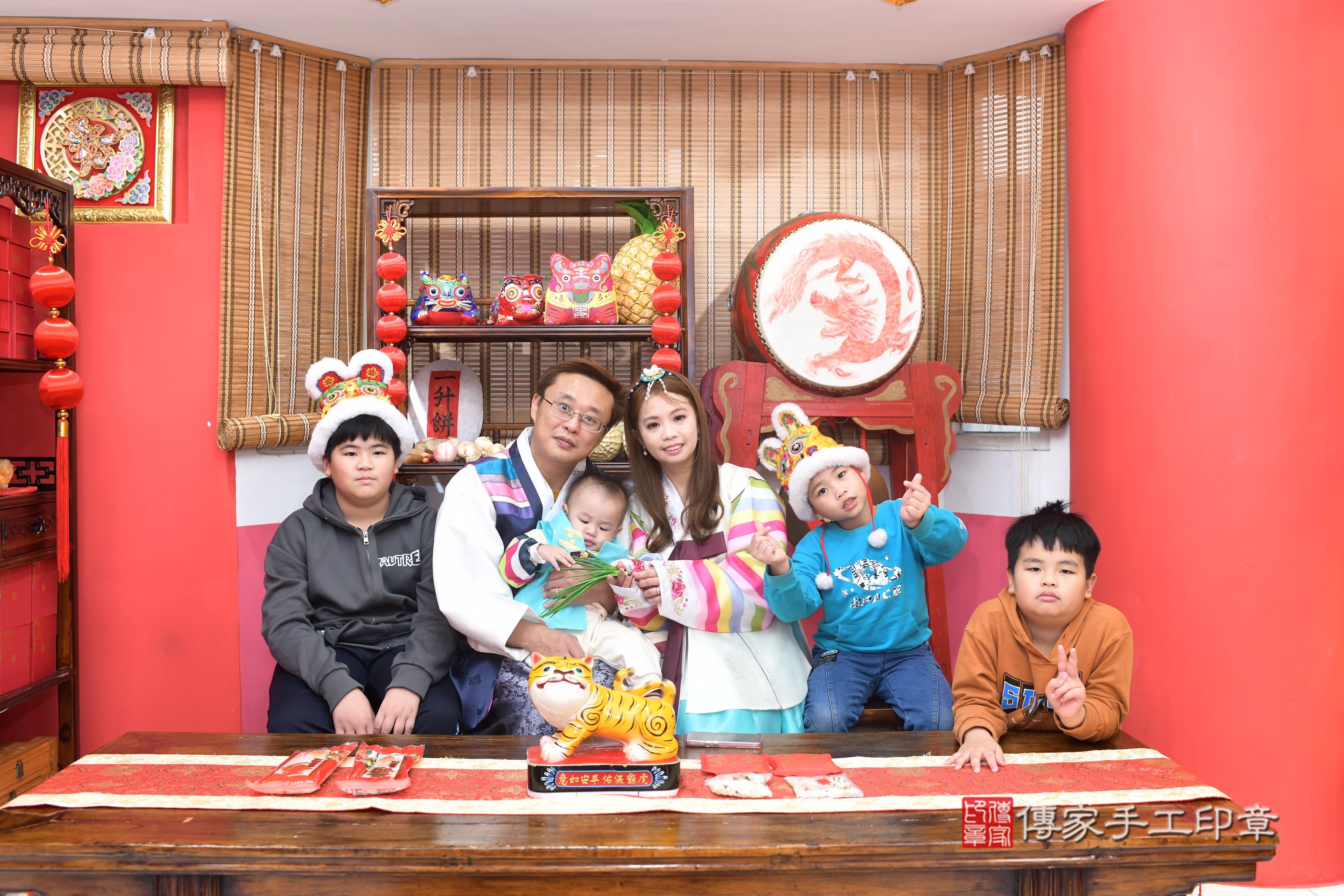 傳家手工印章高雄店、抓周、度脺、中國風會場、傳家嬰兒古禮、吉祥話、抓周道具物品24種、拍照。抓周證書。寶寶抓周、滿周歲、生日快樂、祝福