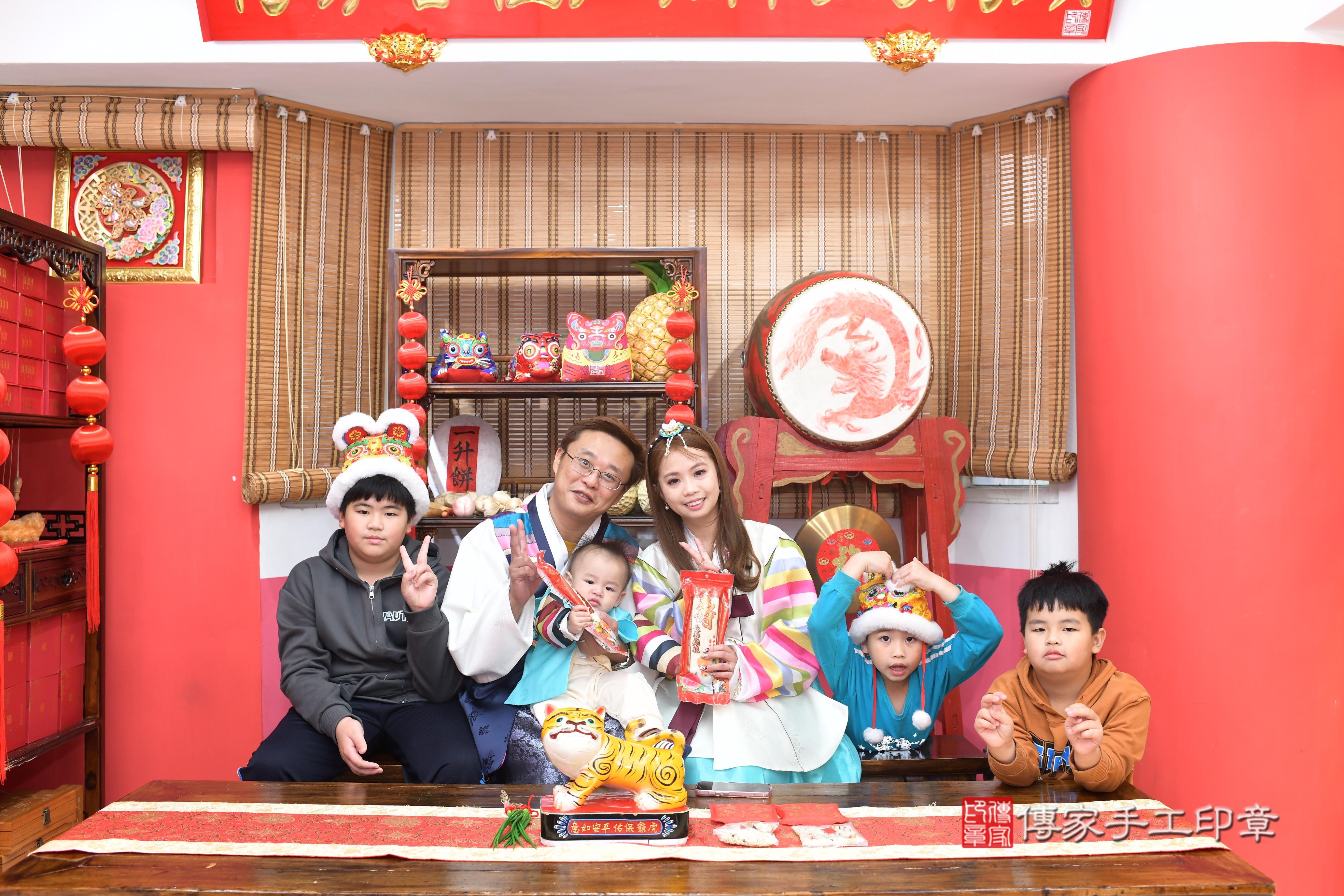 傳家手工印章高雄店、抓周、度脺、中國風會場、傳家嬰兒古禮、吉祥話、抓周道具物品24種、拍照。抓周證書。寶寶抓周、滿周歲、生日快樂、祝福