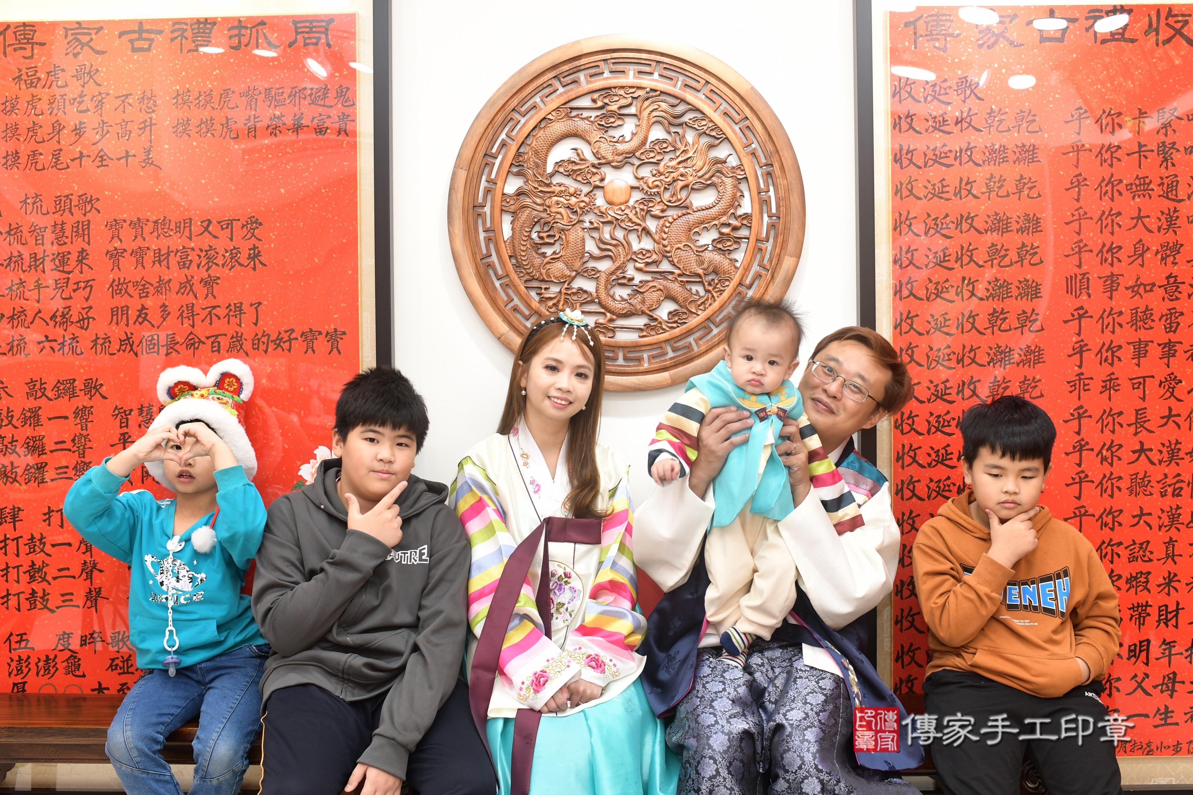 傳家手工印章高雄店、抓周、度脺、中國風會場、傳家嬰兒古禮、吉祥話、抓周道具物品24種、拍照。抓周證書。寶寶抓周、滿周歲、生日快樂、祝福