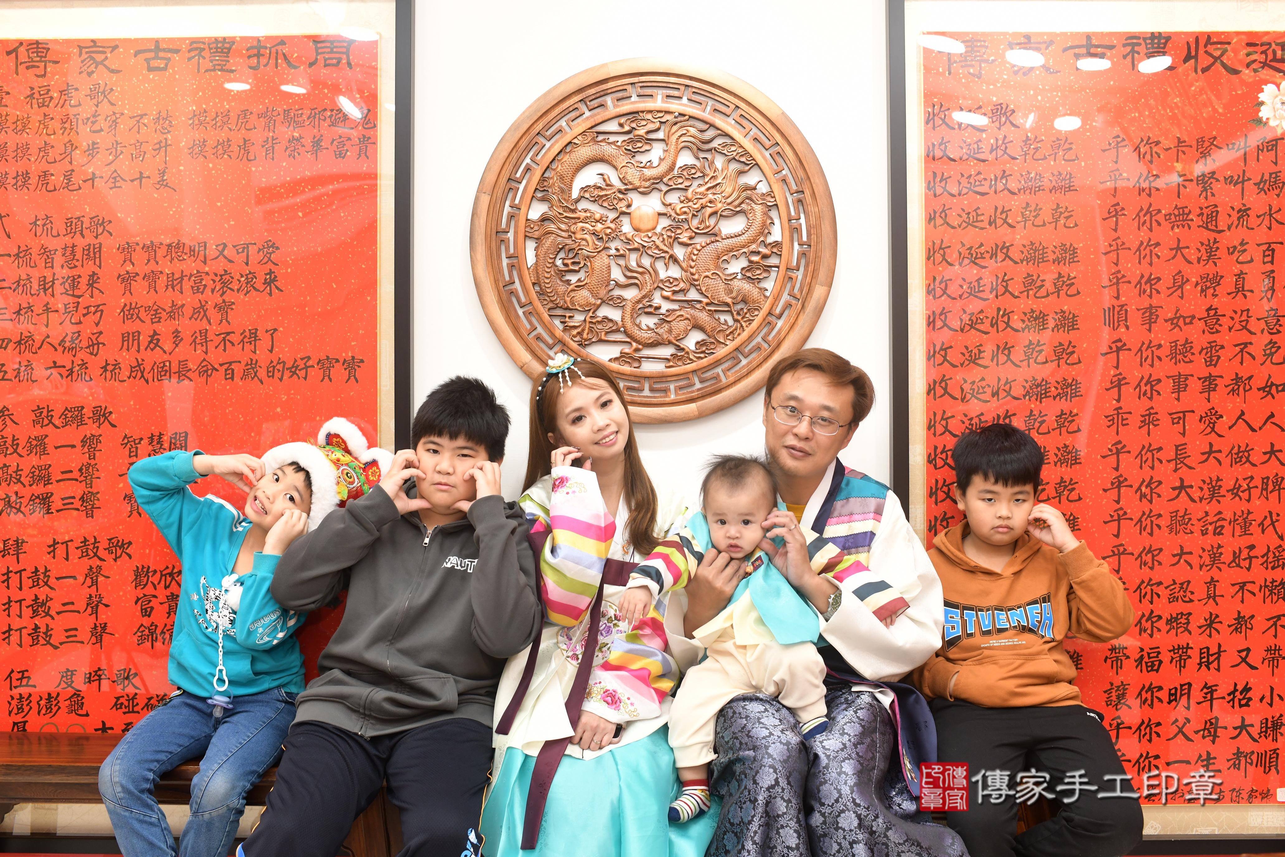 傳家手工印章高雄店、抓周、度脺、中國風會場、傳家嬰兒古禮、吉祥話、抓周道具物品24種、拍照。抓周證書。寶寶抓周、滿周歲、生日快樂、祝福