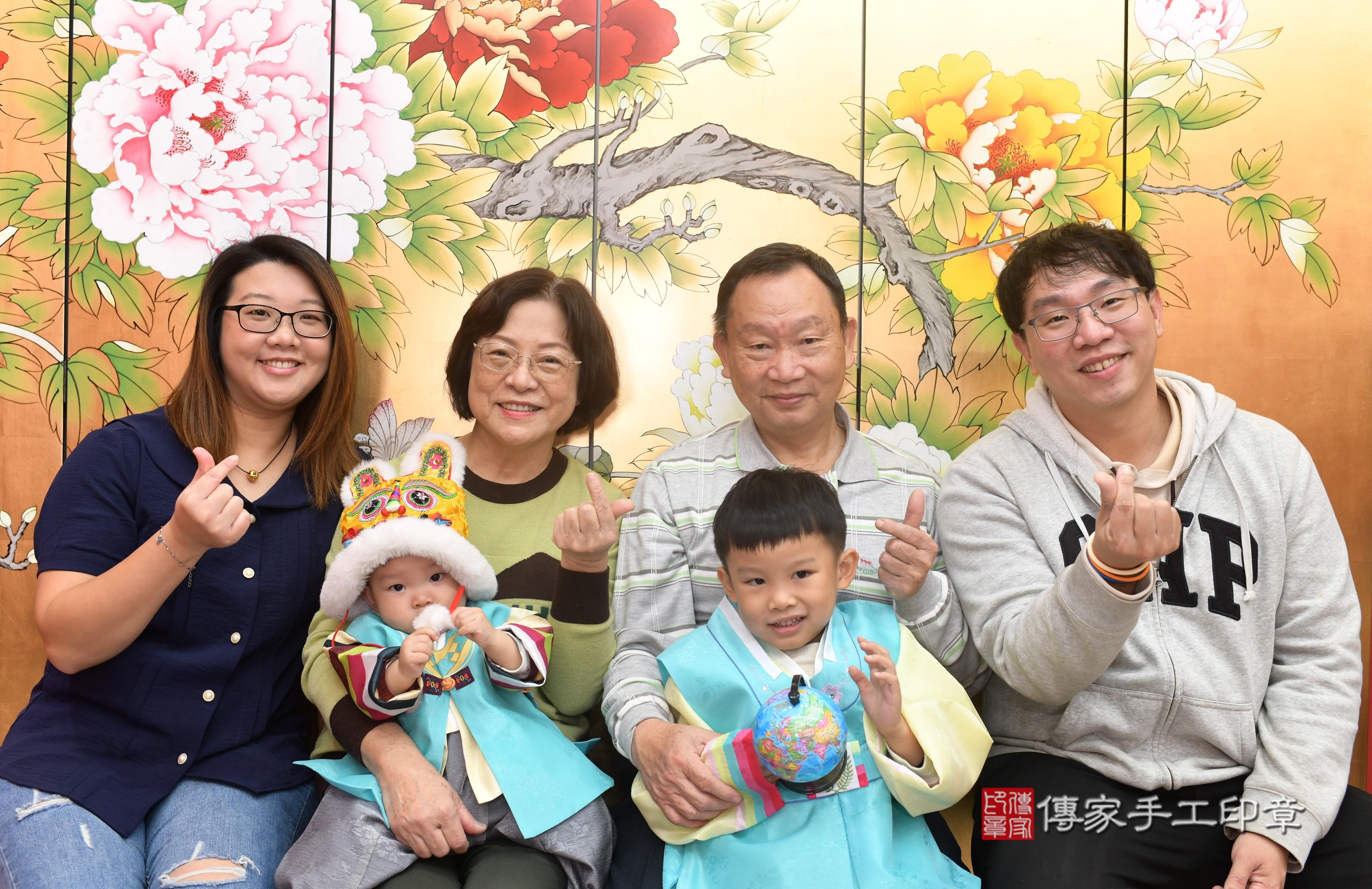 傳家手工印章高雄店、抓周、度脺、中國風會場、傳家嬰兒古禮、吉祥話、抓周道具物品24種、拍照。抓周證書。寶寶抓周、滿周歲、生日快樂、祝福