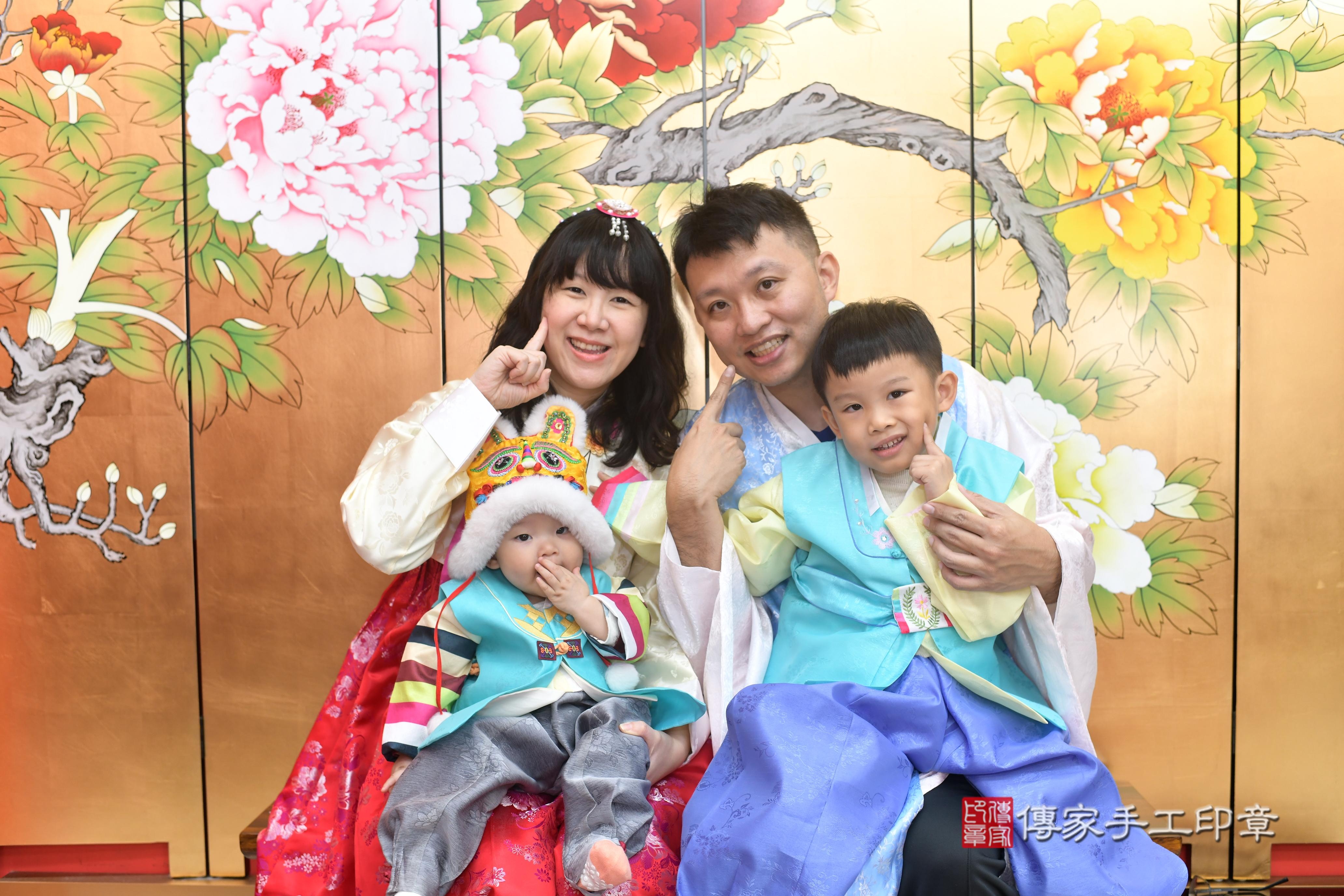傳家手工印章高雄店、抓周、度脺、中國風會場、傳家嬰兒古禮、吉祥話、抓周道具物品24種、拍照。抓周證書。寶寶抓周、滿周歲、生日快樂、祝福