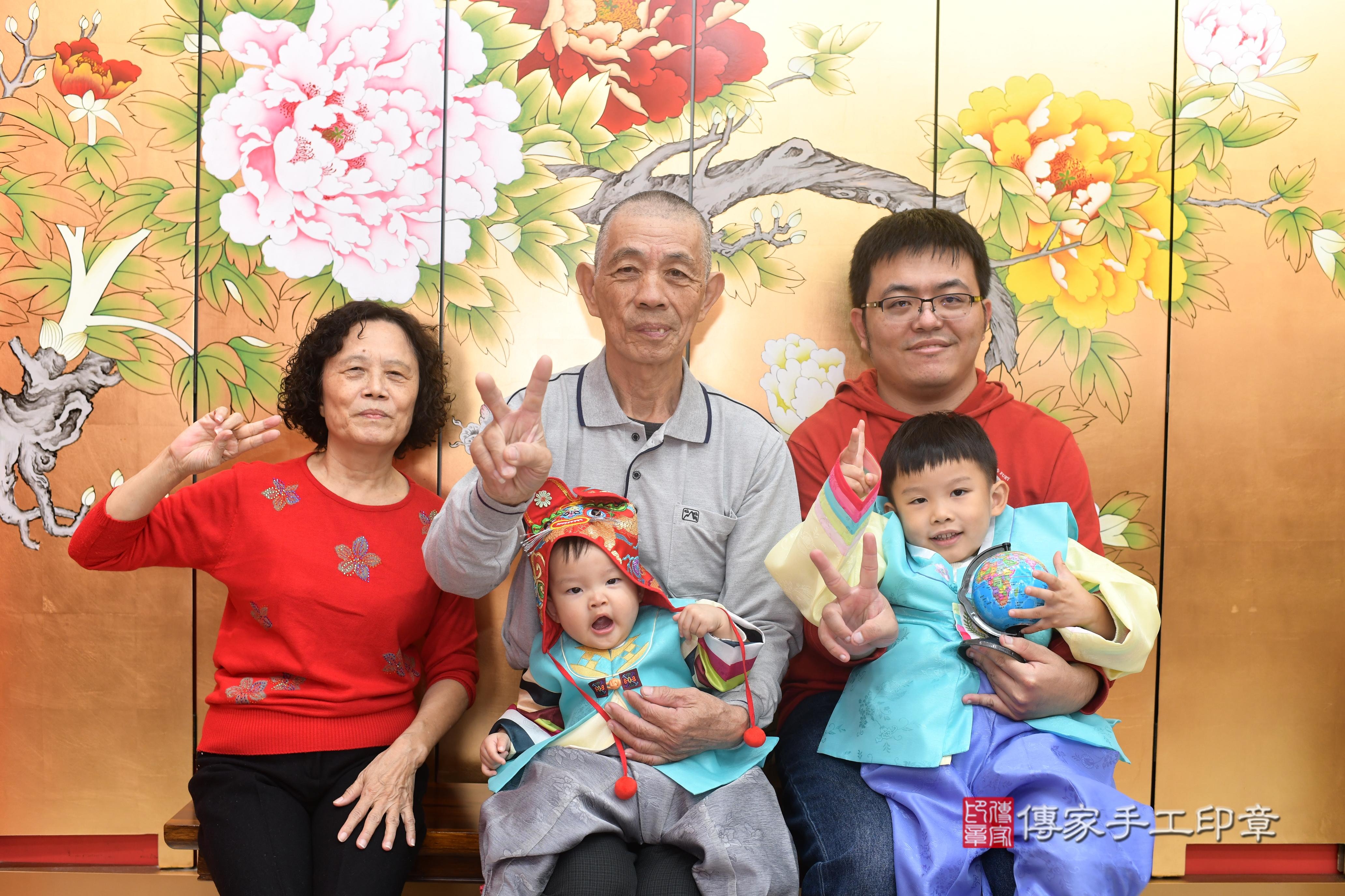 傳家手工印章高雄店、抓周、度脺、中國風會場、傳家嬰兒古禮、吉祥話、抓周道具物品24種、拍照。抓周證書。寶寶抓周、滿周歲、生日快樂、祝福