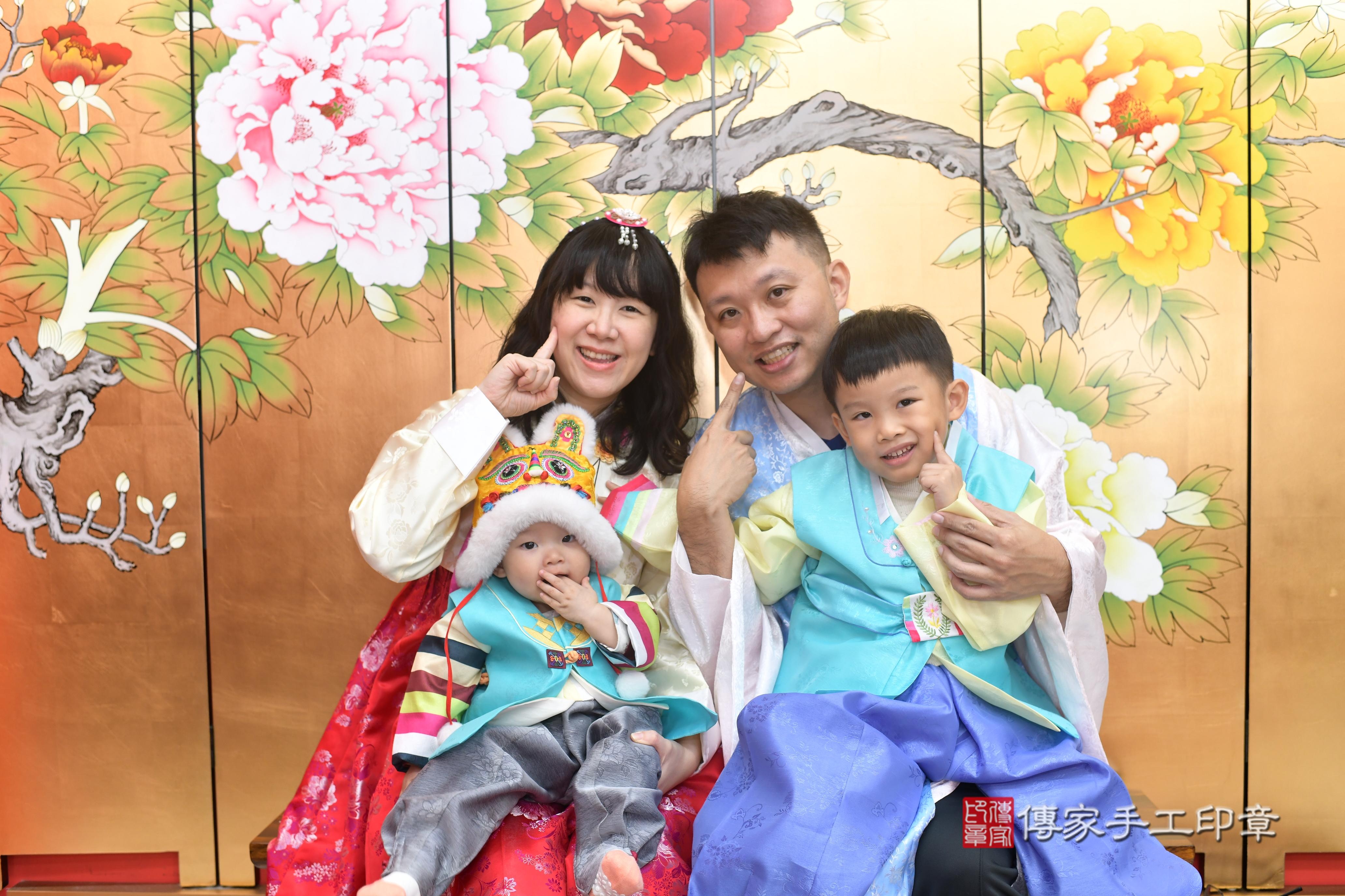傳家手工印章高雄店、抓周、度脺、中國風會場、傳家嬰兒古禮、吉祥話、抓周道具物品24種、拍照。抓周證書。寶寶抓周、滿周歲、生日快樂、祝福