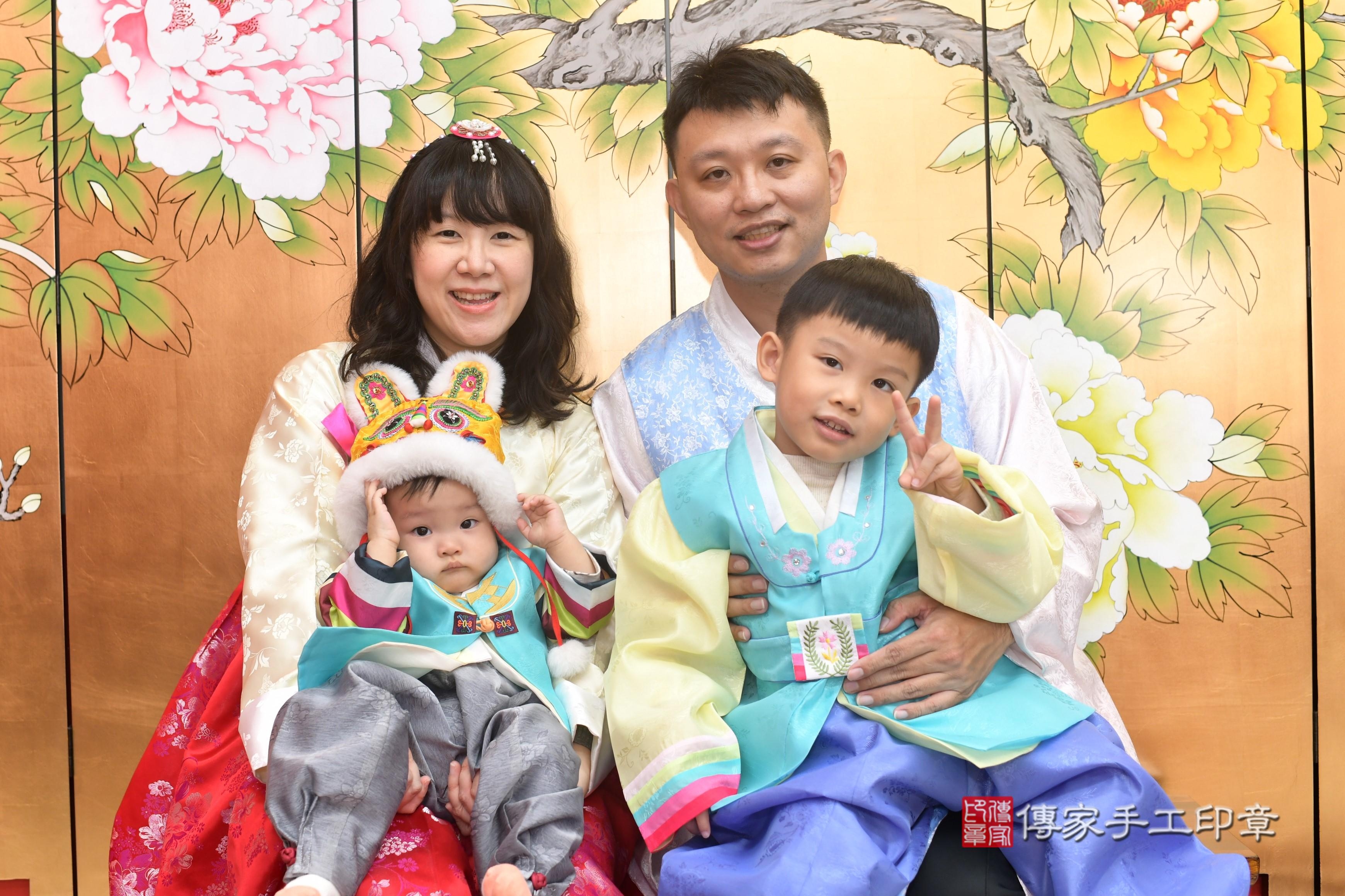 傳家手工印章高雄店、抓周、度脺、中國風會場、傳家嬰兒古禮、吉祥話、抓周道具物品24種、拍照。抓周證書。寶寶抓周、滿周歲、生日快樂、祝福