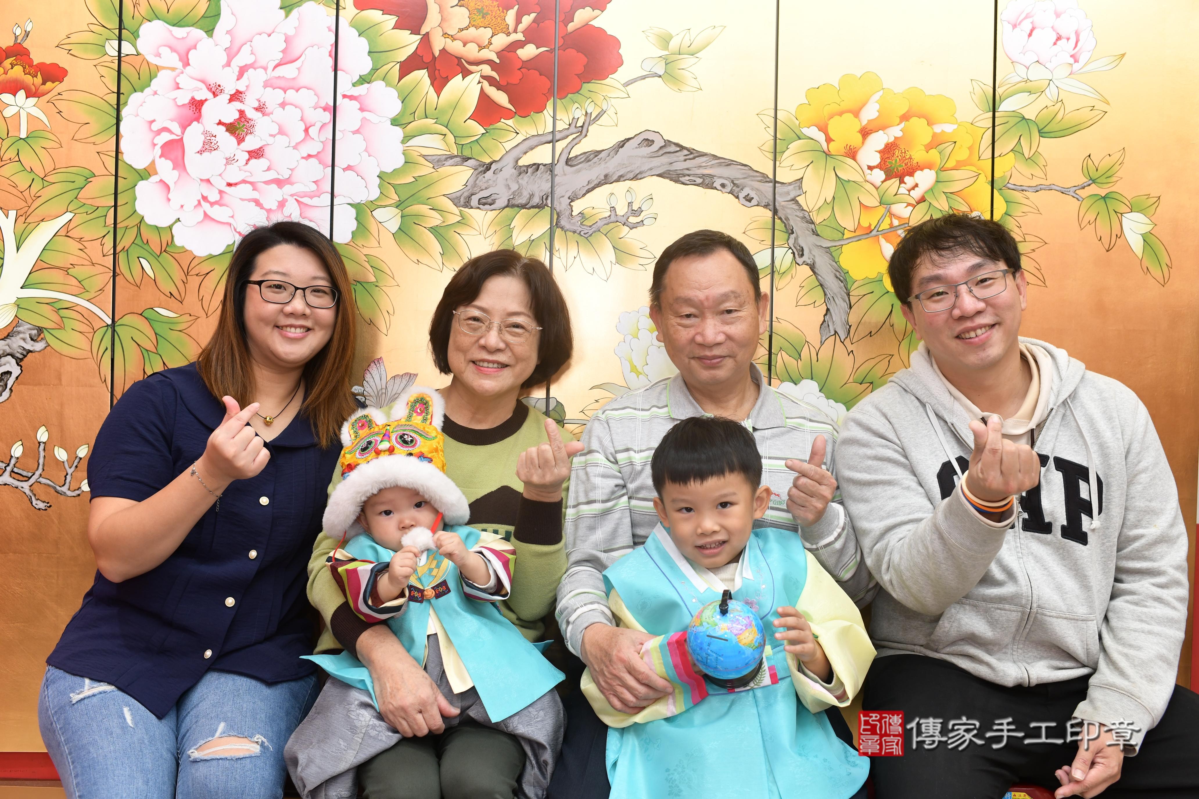 傳家手工印章高雄店、抓周、度脺、中國風會場、傳家嬰兒古禮、吉祥話、抓周道具物品24種、拍照。抓周證書。寶寶抓周、滿周歲、生日快樂、祝福