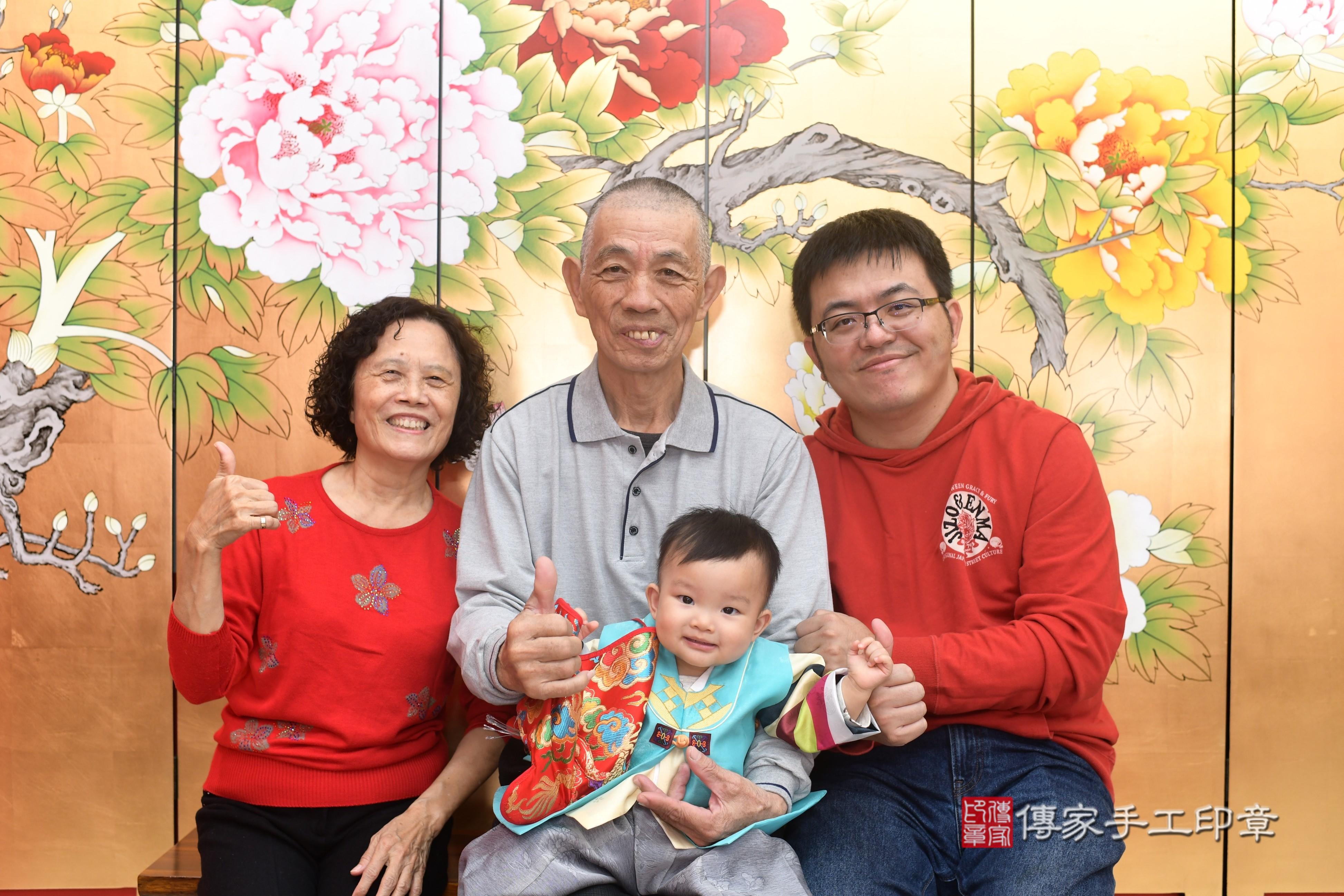 傳家手工印章高雄店、抓周、度脺、中國風會場、傳家嬰兒古禮、吉祥話、抓周道具物品24種、拍照。抓周證書。寶寶抓周、滿周歲、生日快樂、祝福