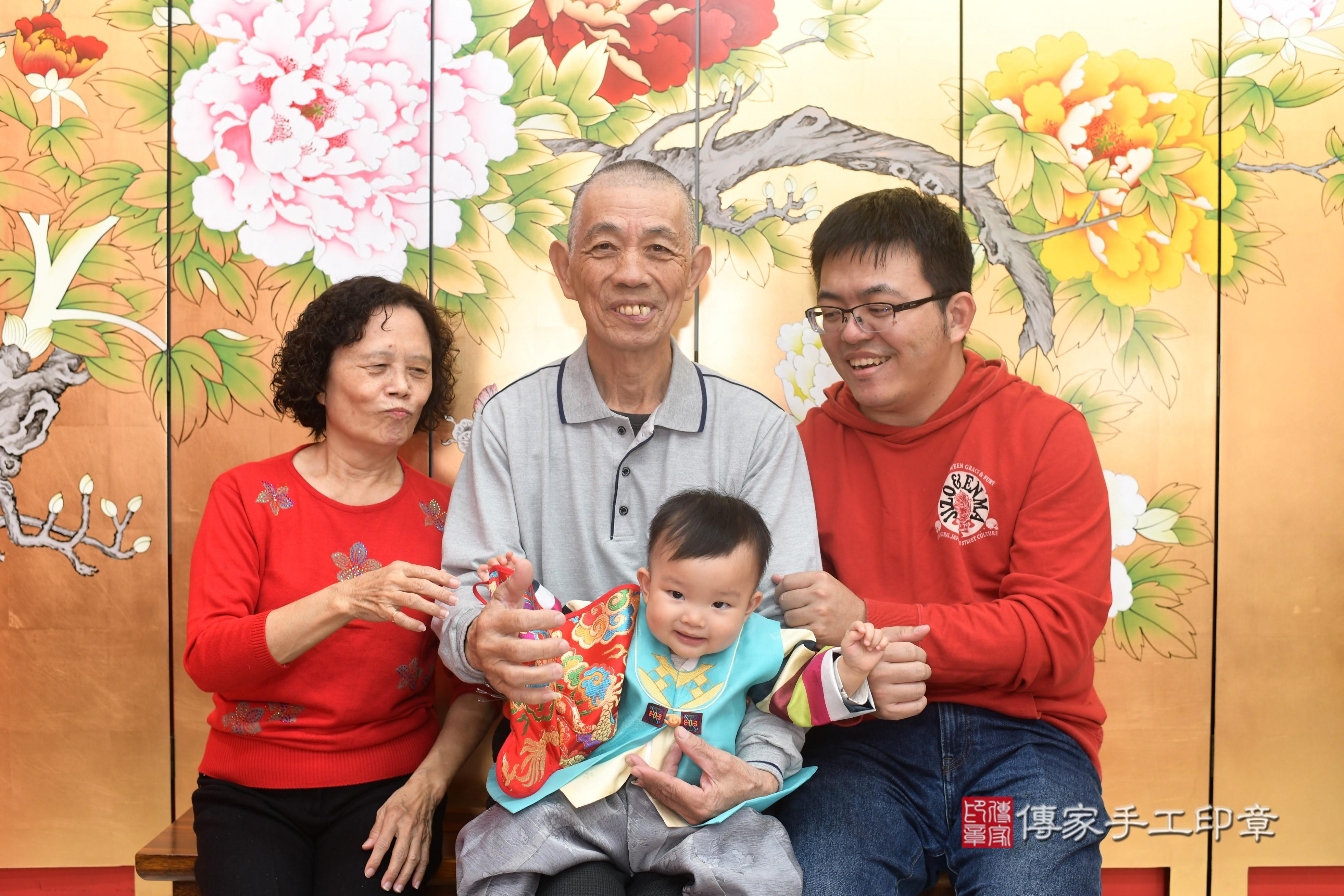 傳家手工印章高雄店、抓周、度脺、中國風會場、傳家嬰兒古禮、吉祥話、抓周道具物品24種、拍照。抓周證書。寶寶抓周、滿周歲、生日快樂、祝福