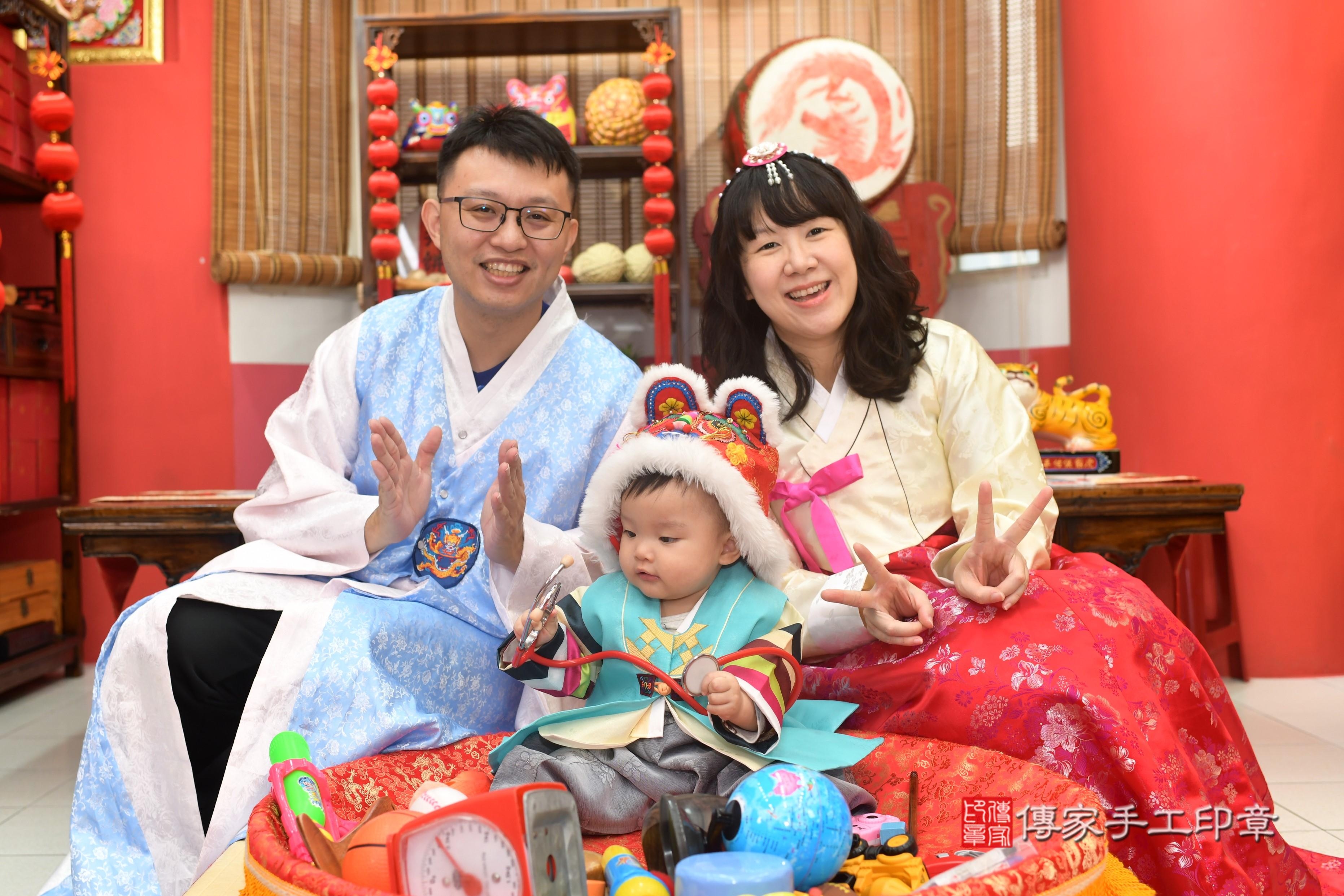 傳家手工印章高雄店、抓周、度脺、中國風會場、傳家嬰兒古禮、吉祥話、抓周道具物品24種、拍照。抓周證書。寶寶抓周、滿周歲、生日快樂、祝福
