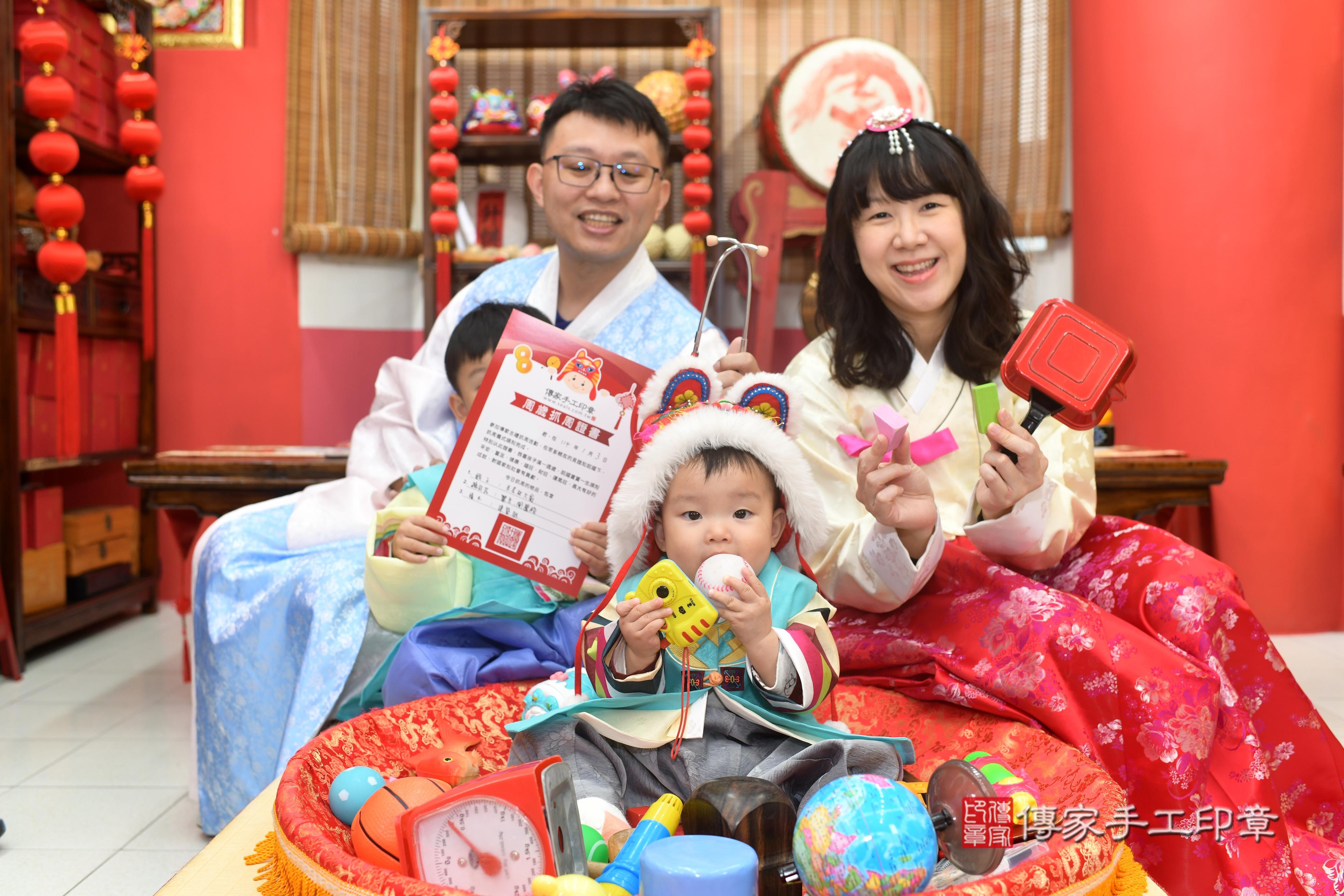 傳家手工印章高雄店、抓周、度脺、中國風會場、傳家嬰兒古禮、吉祥話、抓周道具物品24種、拍照。抓周證書。寶寶抓周、滿周歲、生日快樂、祝福