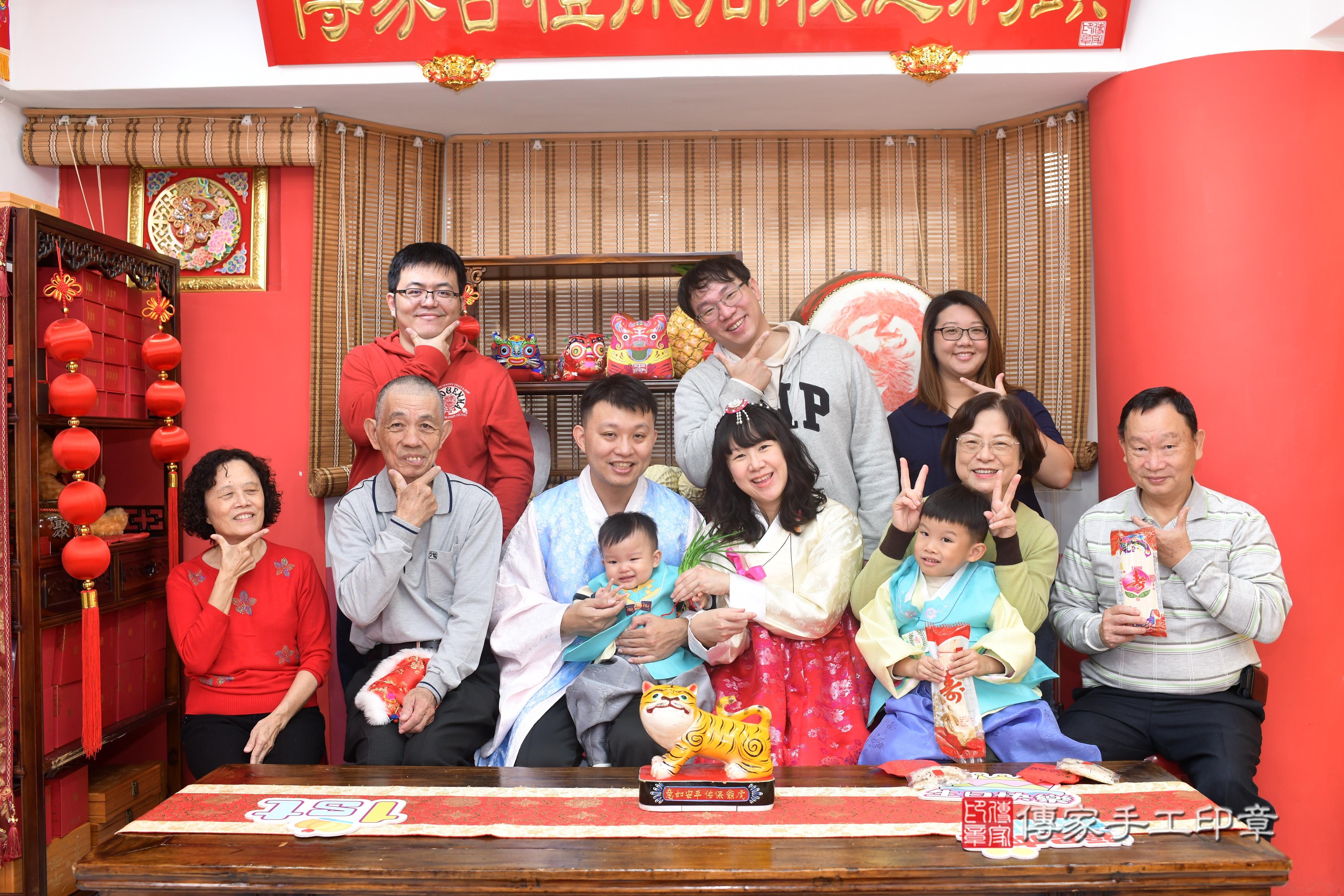 傳家手工印章高雄店、抓周、度脺、中國風會場、傳家嬰兒古禮、吉祥話、抓周道具物品24種、拍照。抓周證書。寶寶抓周、滿周歲、生日快樂、祝福