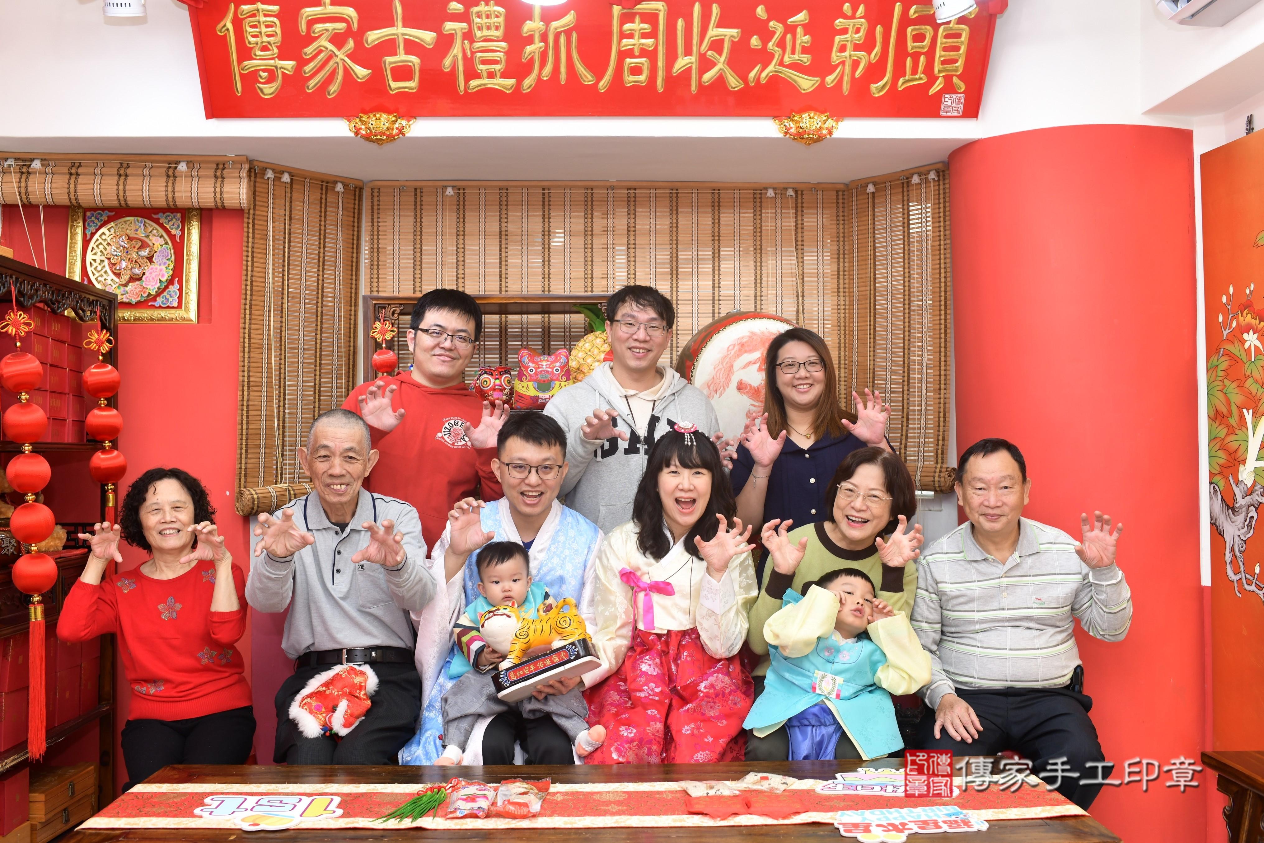 傳家手工印章高雄店、抓周、度脺、中國風會場、傳家嬰兒古禮、吉祥話、抓周道具物品24種、拍照。抓周證書。寶寶抓周、滿周歲、生日快樂、祝福