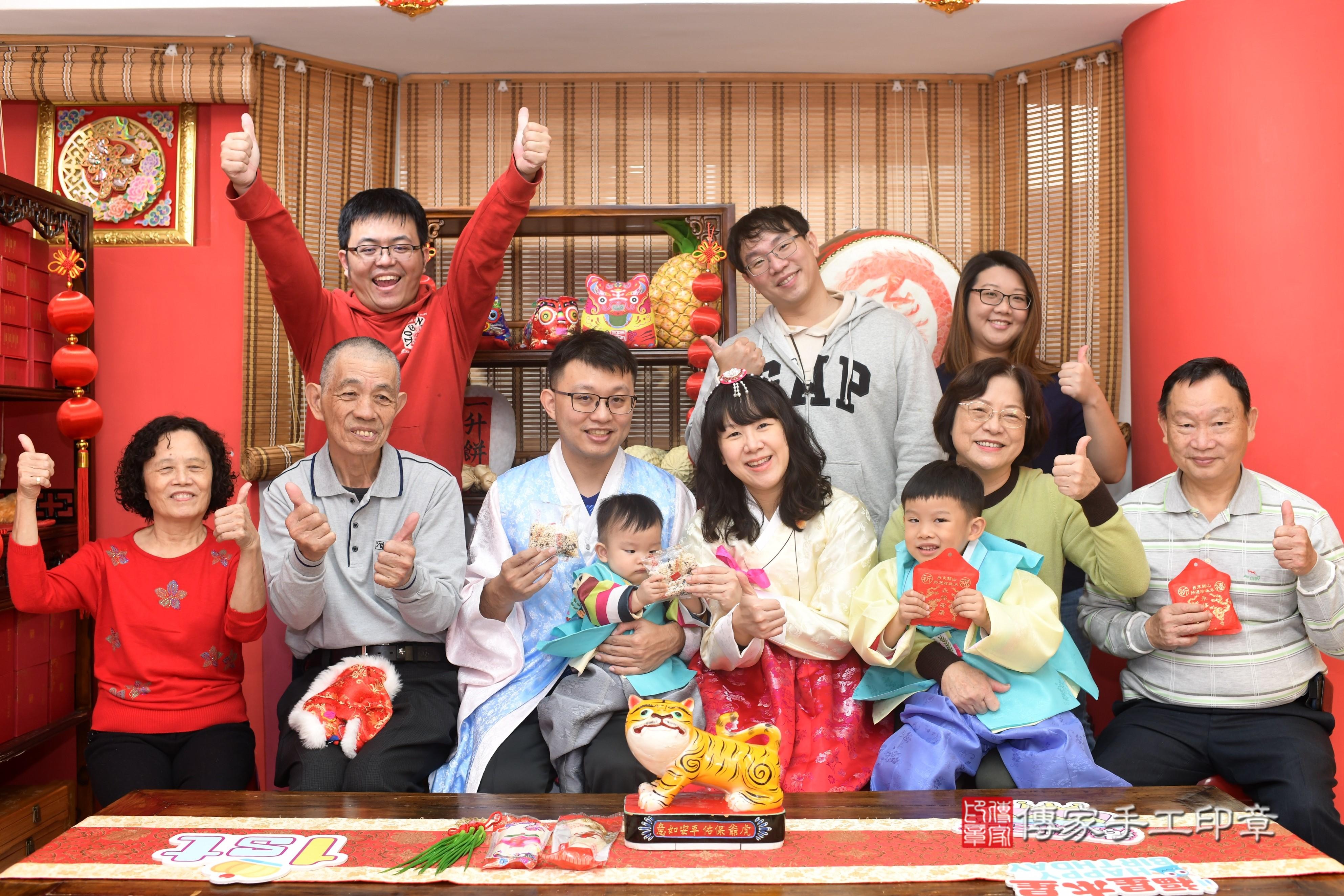 傳家手工印章高雄店、抓周、度脺、中國風會場、傳家嬰兒古禮、吉祥話、抓周道具物品24種、拍照。抓周證書。寶寶抓周、滿周歲、生日快樂、祝福