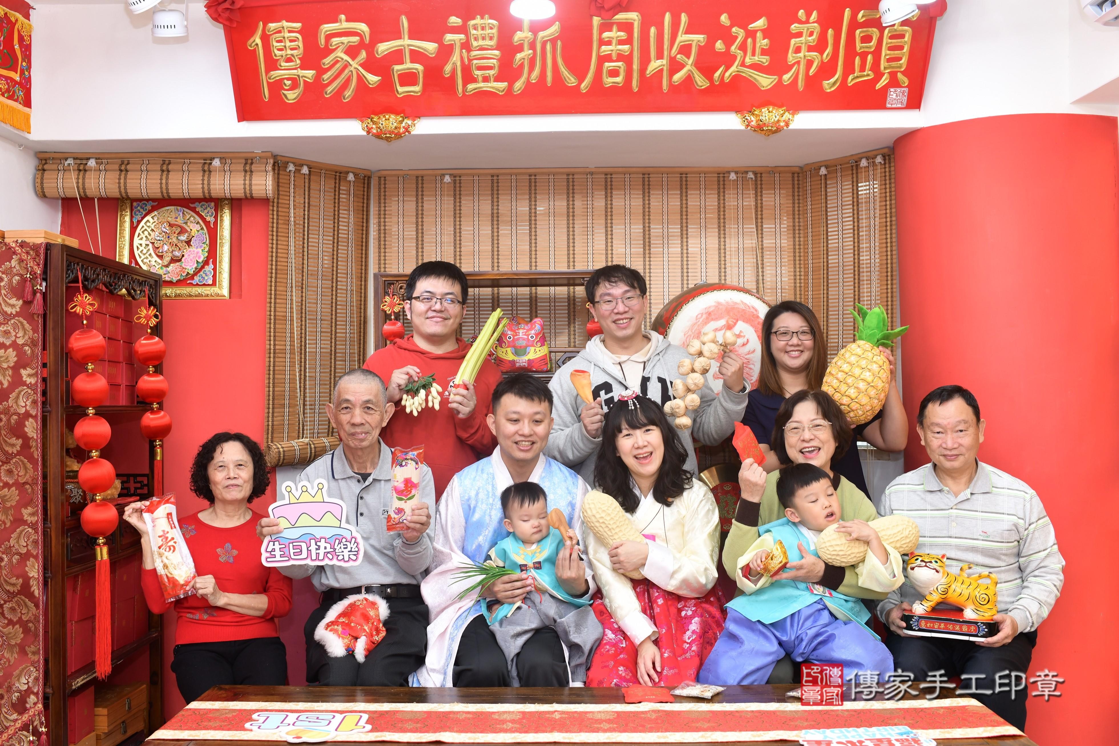 傳家手工印章高雄店、抓周、度脺、中國風會場、傳家嬰兒古禮、吉祥話、抓周道具物品24種、拍照。抓周證書。寶寶抓周、滿周歲、生日快樂、祝福