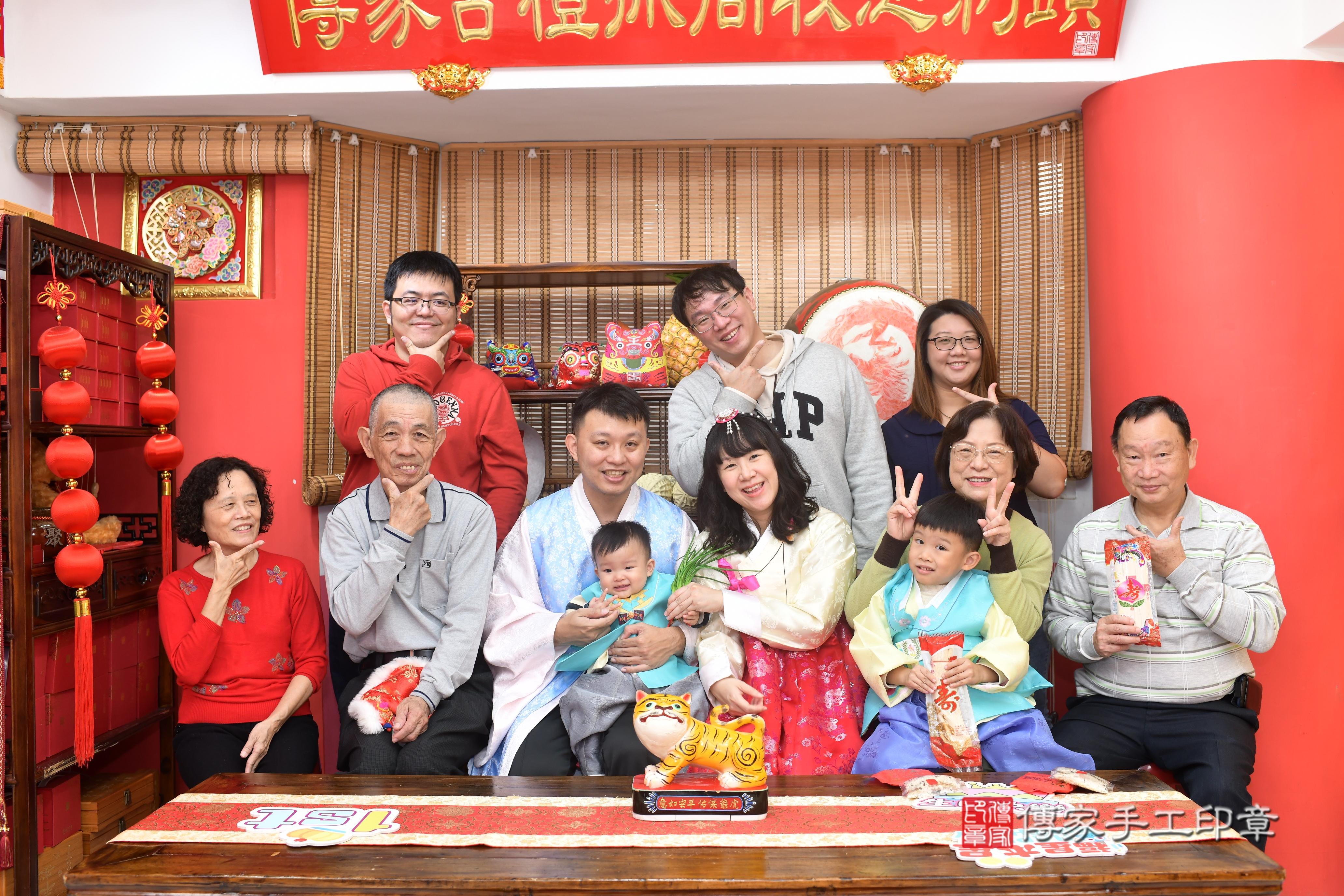 傳家手工印章高雄店、抓周、度脺、中國風會場、傳家嬰兒古禮、吉祥話、抓周道具物品24種、拍照。抓周證書。寶寶抓周、滿周歲、生日快樂、祝福