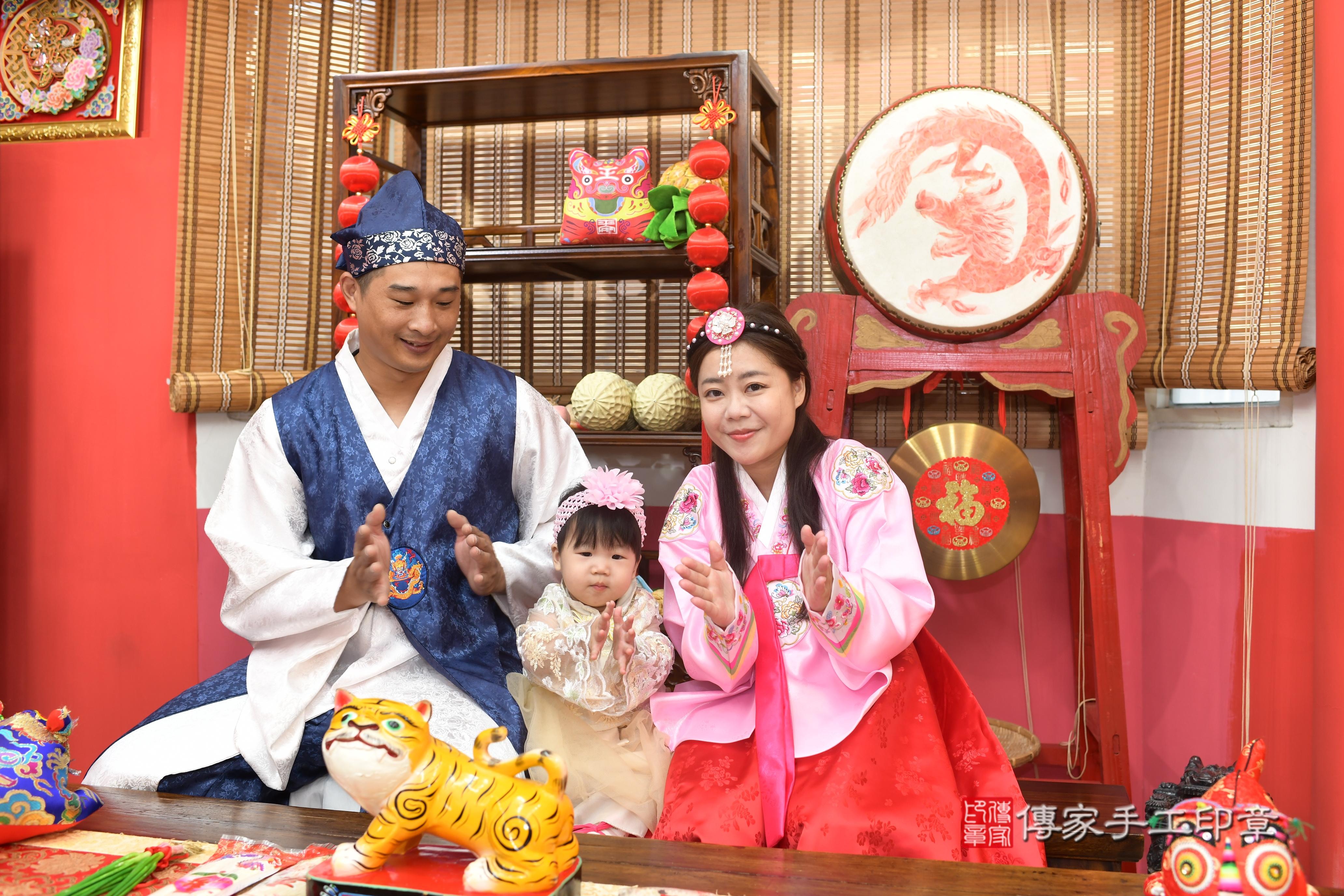 傳家手工印章高雄店、抓周、度脺、中國風會場、傳家嬰兒古禮、吉祥話、抓周道具物品24種、拍照。抓周證書。寶寶抓周、滿周歲、生日快樂、祝福