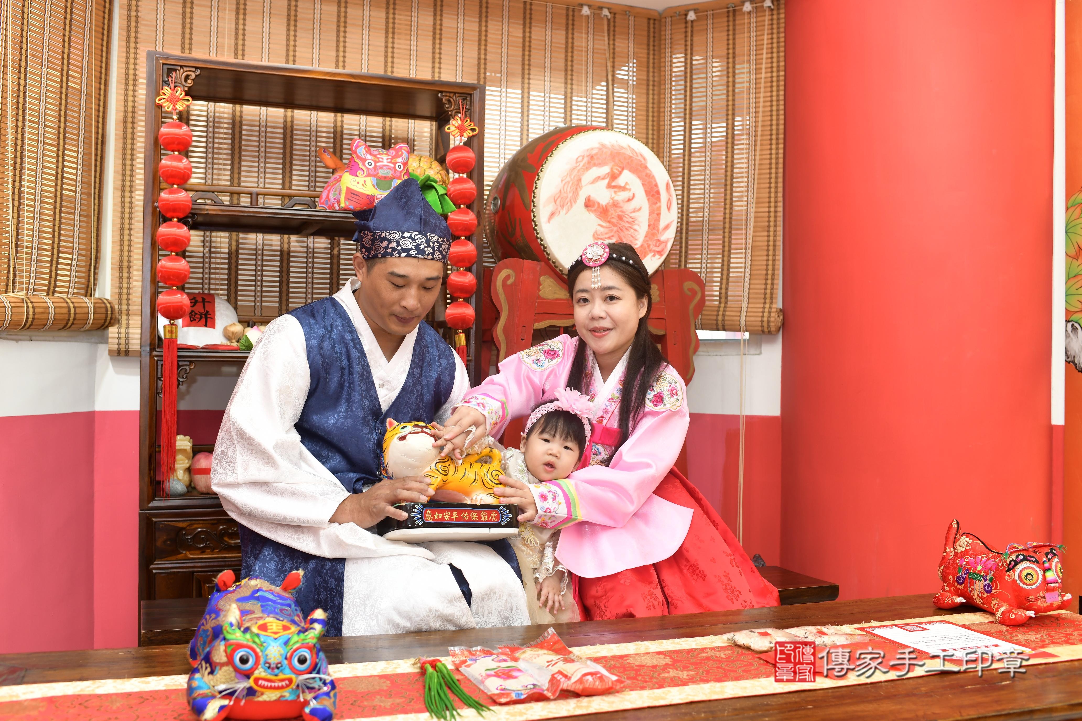 傳家手工印章高雄店、抓周、度脺、中國風會場、傳家嬰兒古禮、吉祥話、抓周道具物品24種、拍照。抓周證書。寶寶抓周、滿周歲、生日快樂、祝福