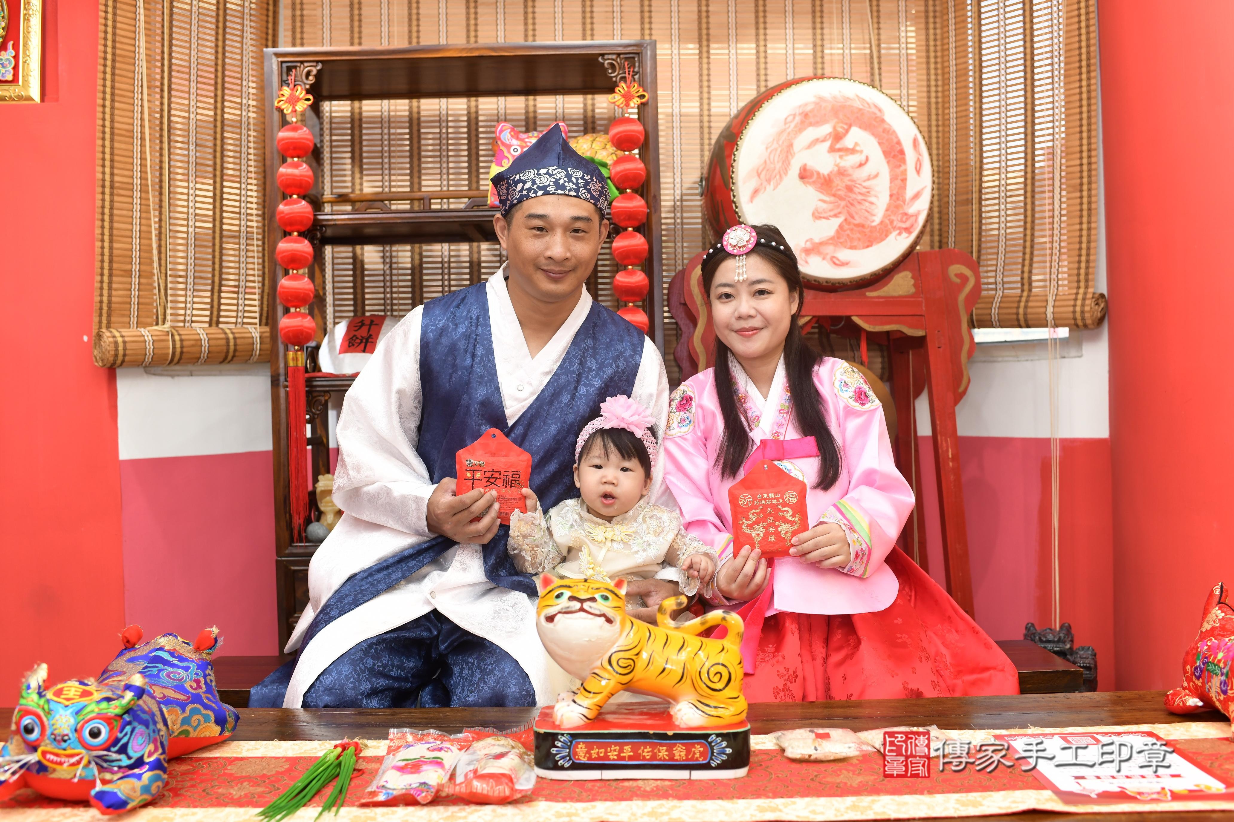傳家手工印章高雄店、抓周、度脺、中國風會場、傳家嬰兒古禮、吉祥話、抓周道具物品24種、拍照。抓周證書。寶寶抓周、滿周歲、生日快樂、祝福