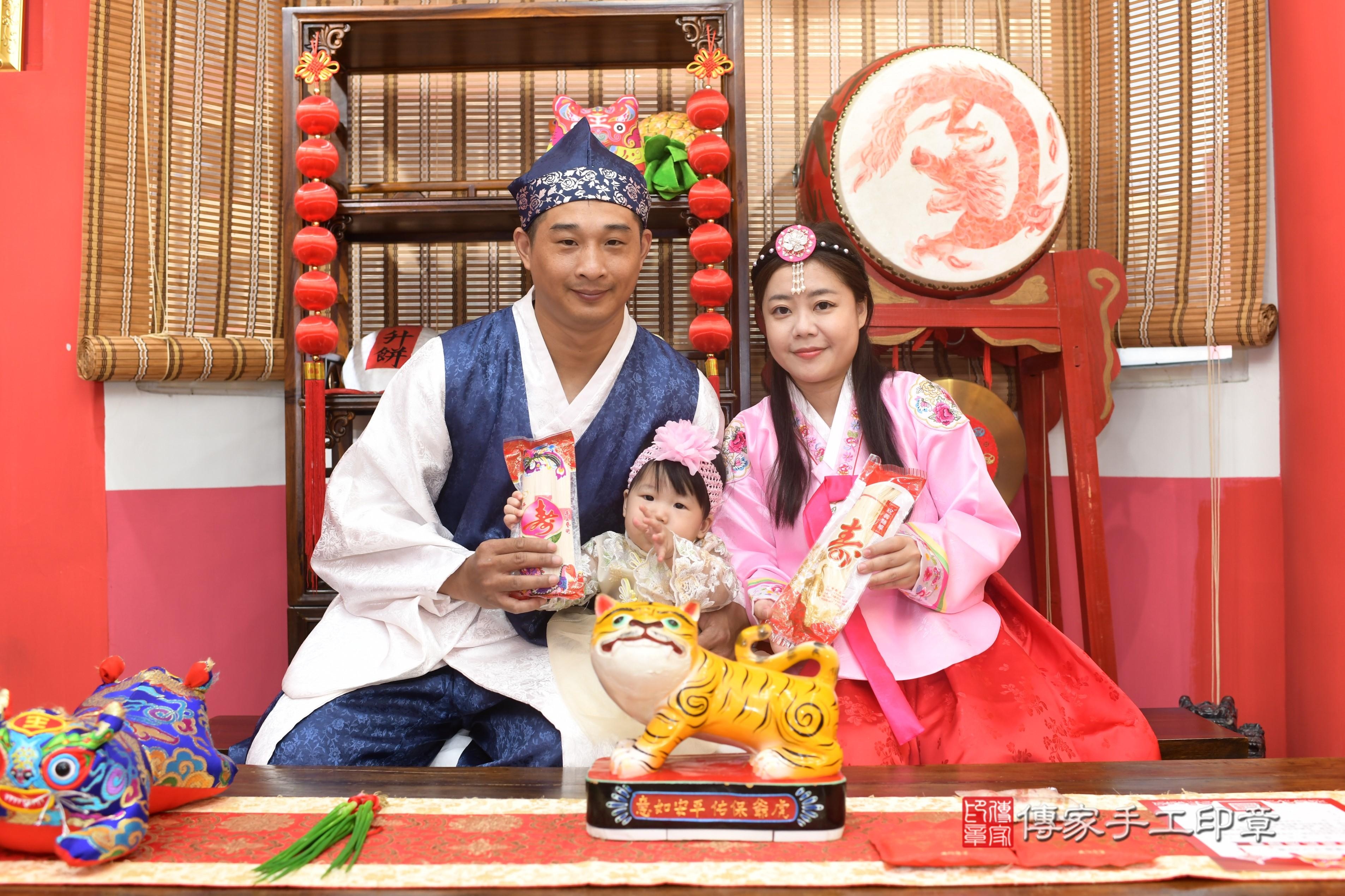 傳家手工印章高雄店、抓周、度脺、中國風會場、傳家嬰兒古禮、吉祥話、抓周道具物品24種、拍照。抓周證書。寶寶抓周、滿周歲、生日快樂、祝福