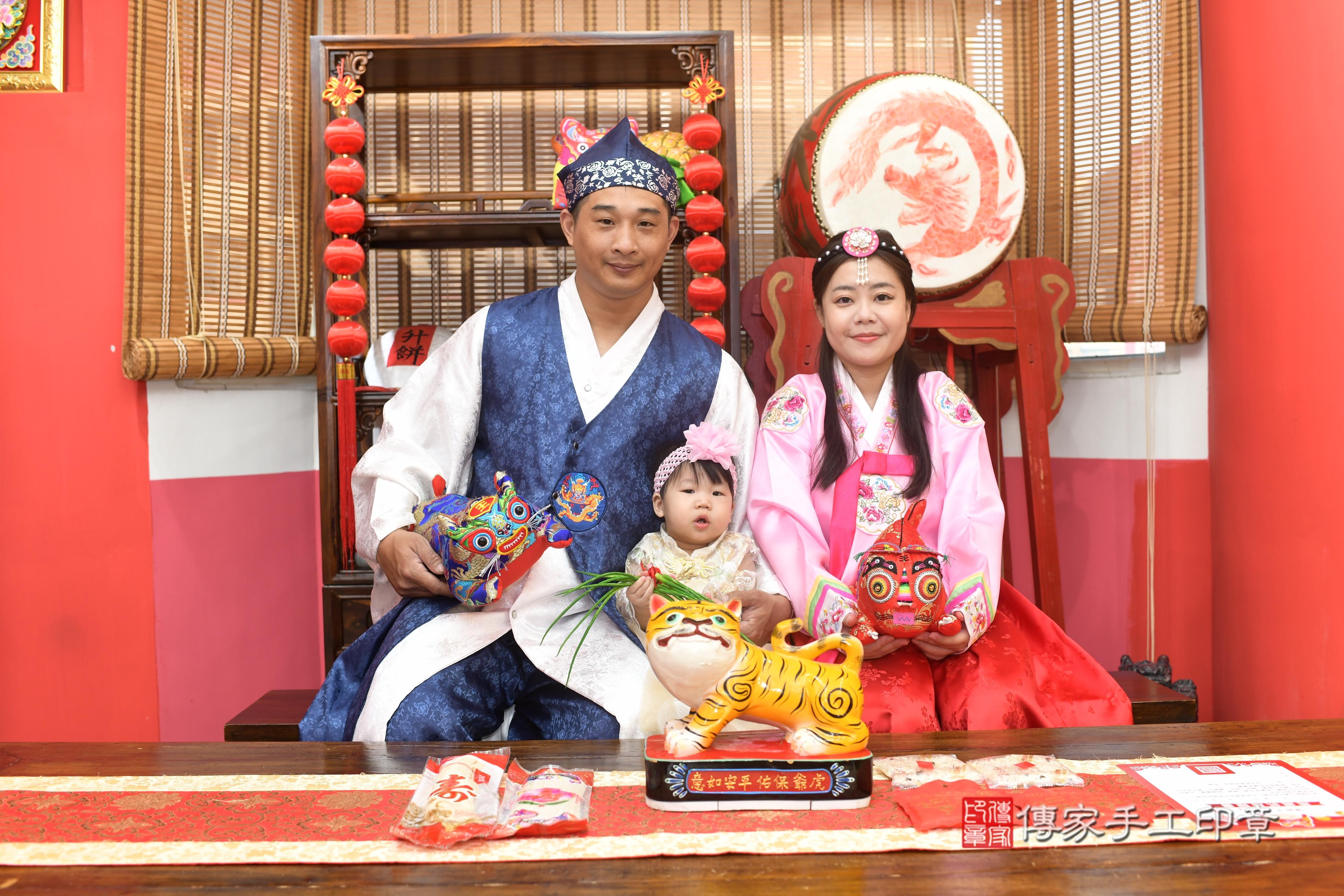 傳家手工印章高雄店、抓周、度脺、中國風會場、傳家嬰兒古禮、吉祥話、抓周道具物品24種、拍照。抓周證書。寶寶抓周、滿周歲、生日快樂、祝福