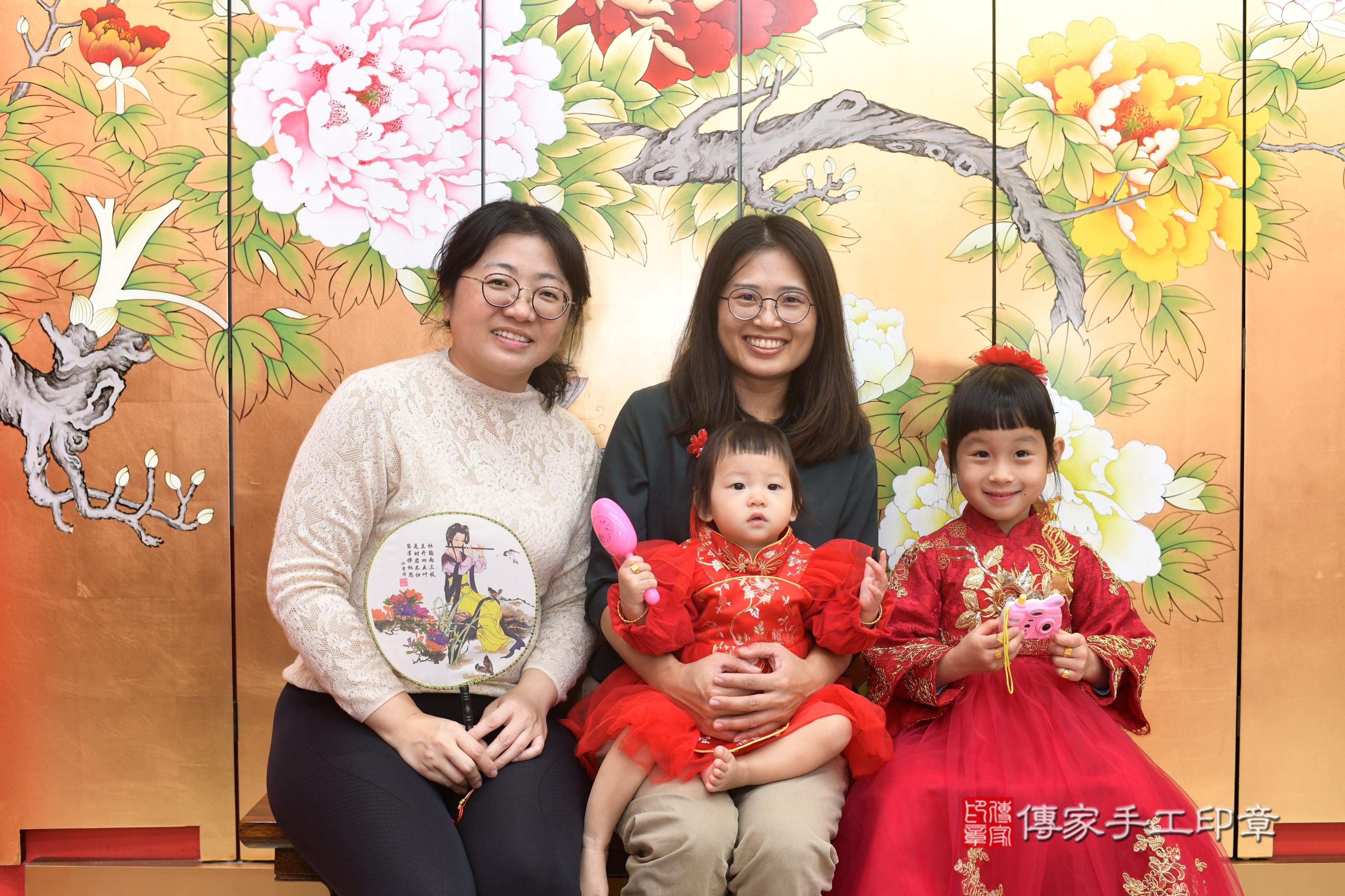 傳家手工印章高雄店、抓周、度脺、中國風會場、傳家嬰兒古禮、吉祥話、抓周道具物品24種、拍照。抓周證書。寶寶抓周、滿周歲、生日快樂、祝福